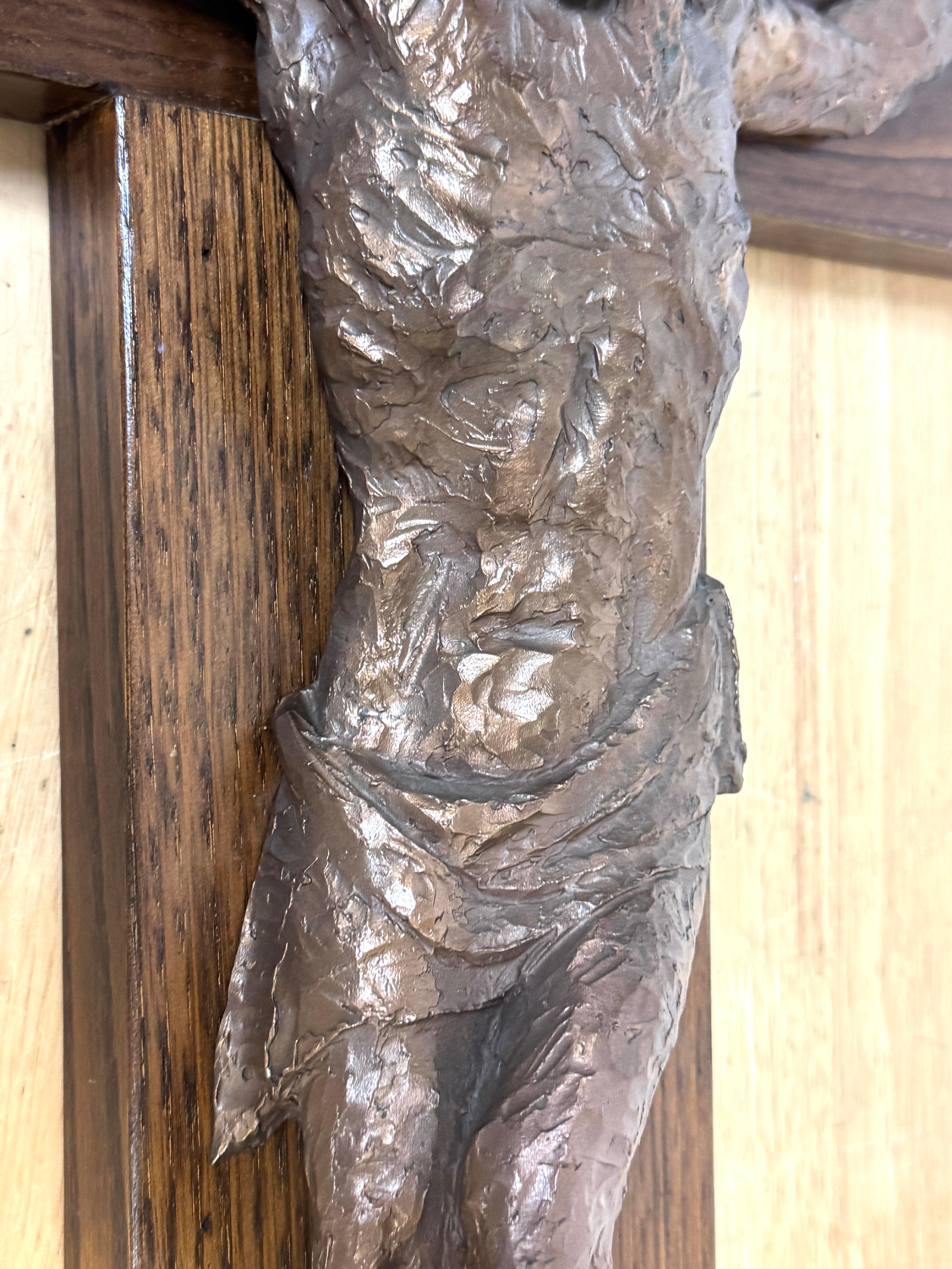 Moderne Crucifix moderniste en bronze moulé sur croix en noyer, français ou belge, vers les années 1960 en vente