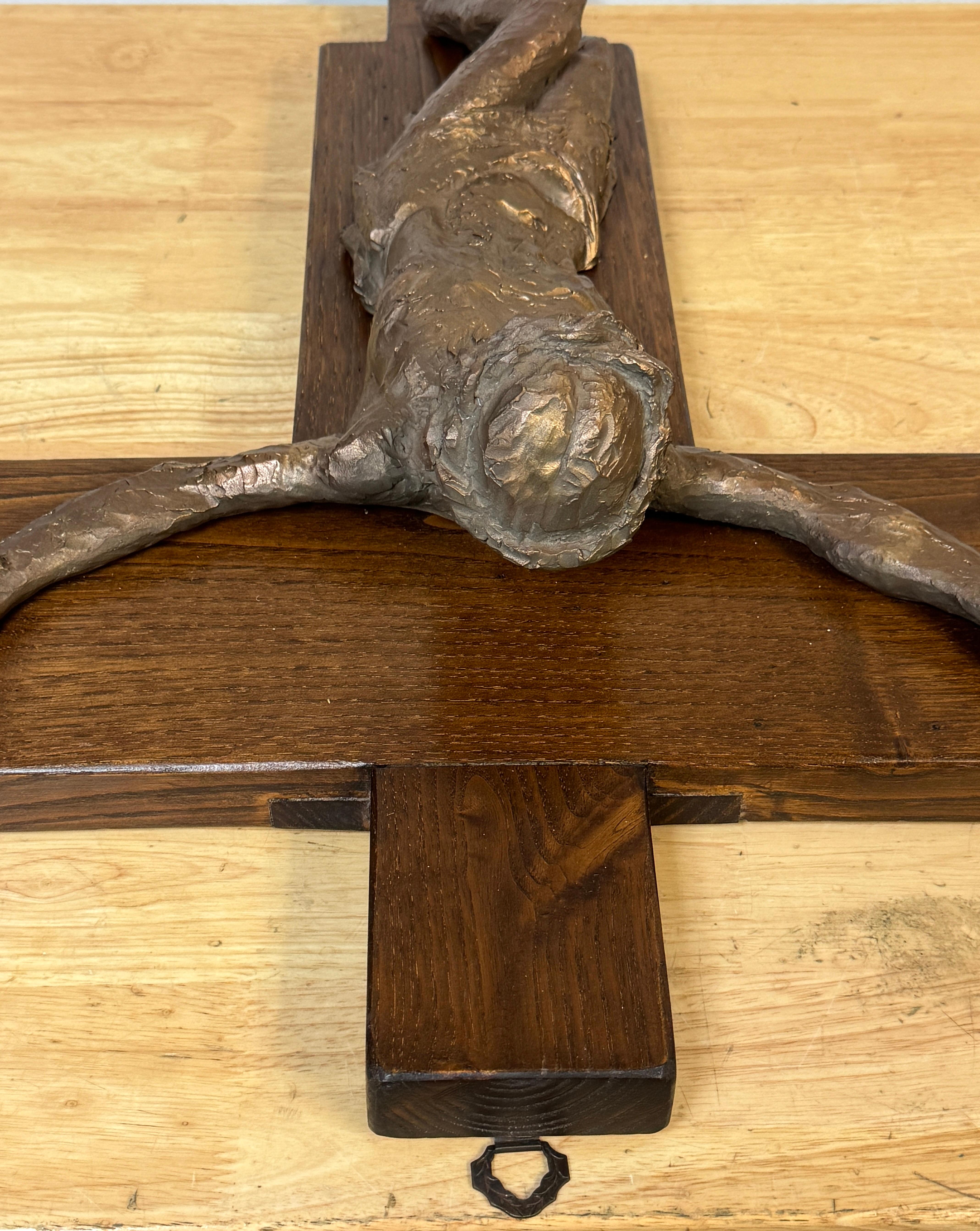 20ième siècle Crucifix moderniste en bronze moulé sur croix en noyer, français ou belge, vers les années 1960 en vente