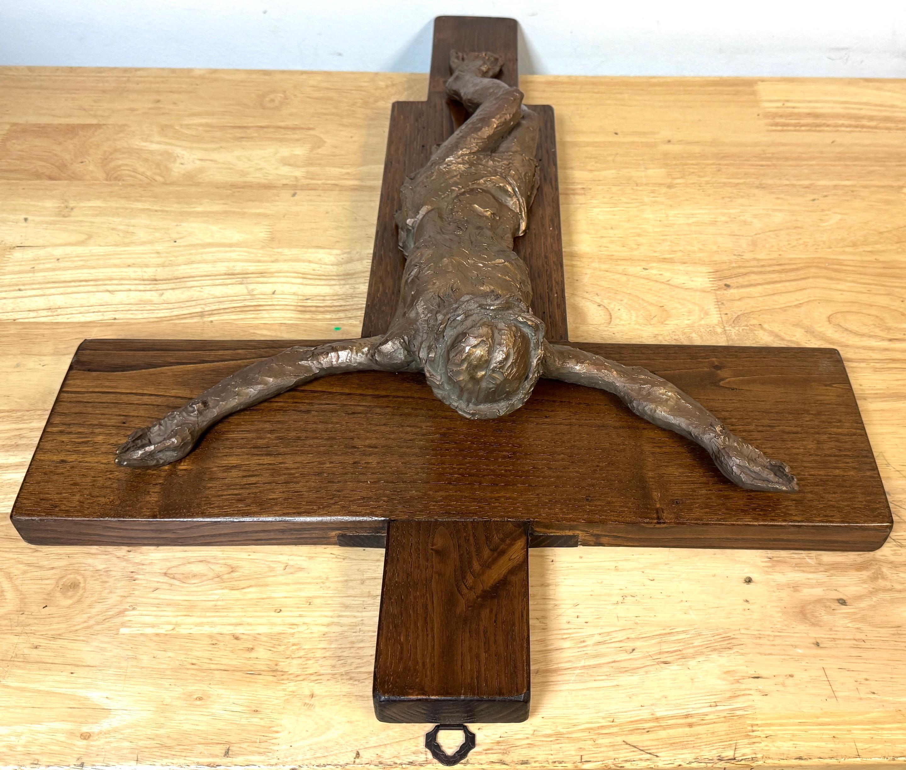 Métal Crucifix moderniste en bronze moulé sur croix en noyer, français ou belge, vers les années 1960 en vente