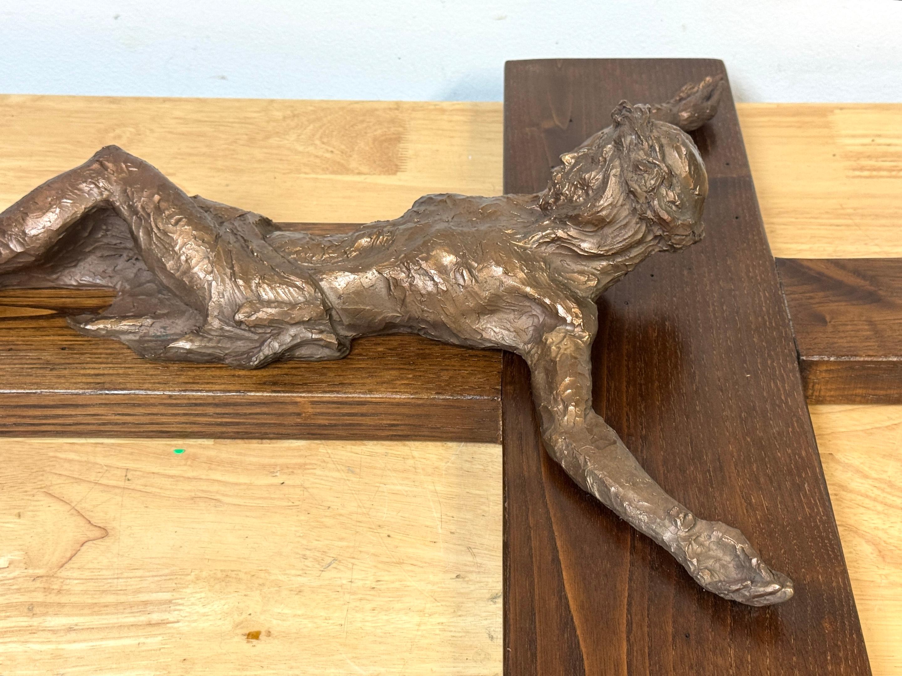 Crucifix moderniste en bronze moulé sur croix en noyer, français ou belge, vers les années 1960 en vente 1