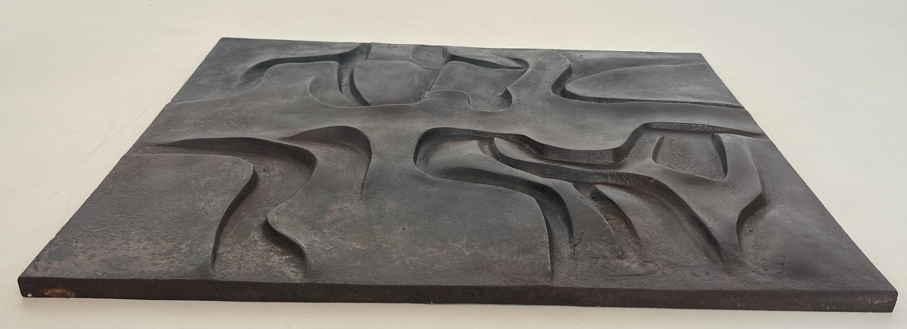 Plaque de cheminée moderniste en fonte. Travail français. Circa 1970 en vente 2