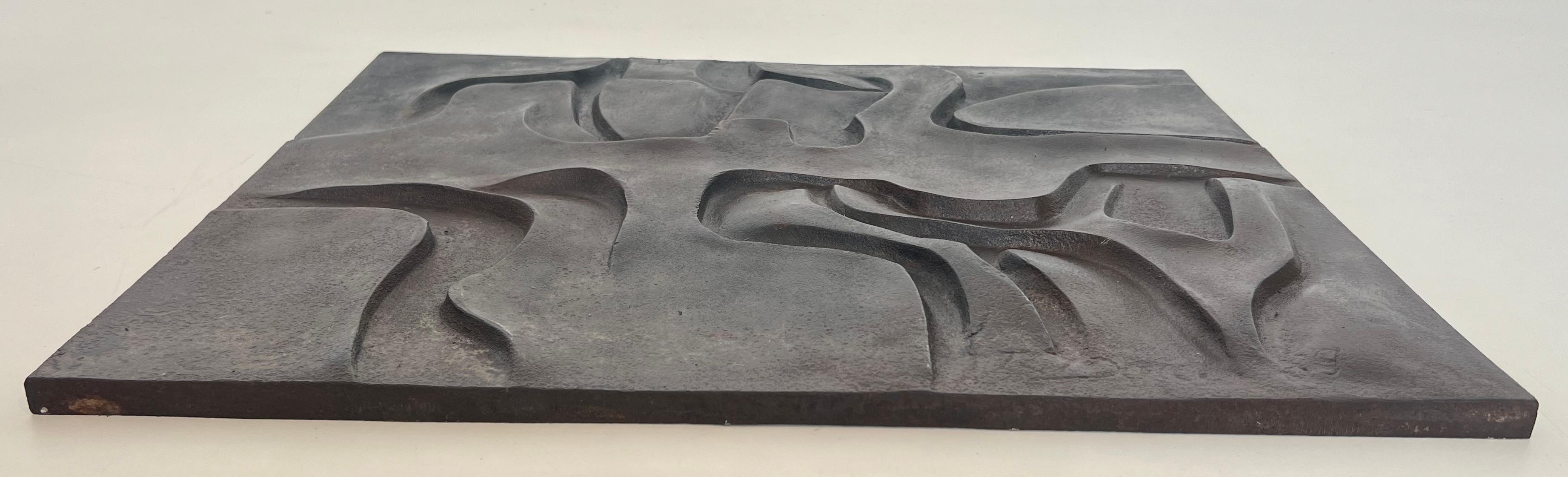 Plaque de cheminée moderniste en fonte. Travail français. Circa 1970 en vente 3