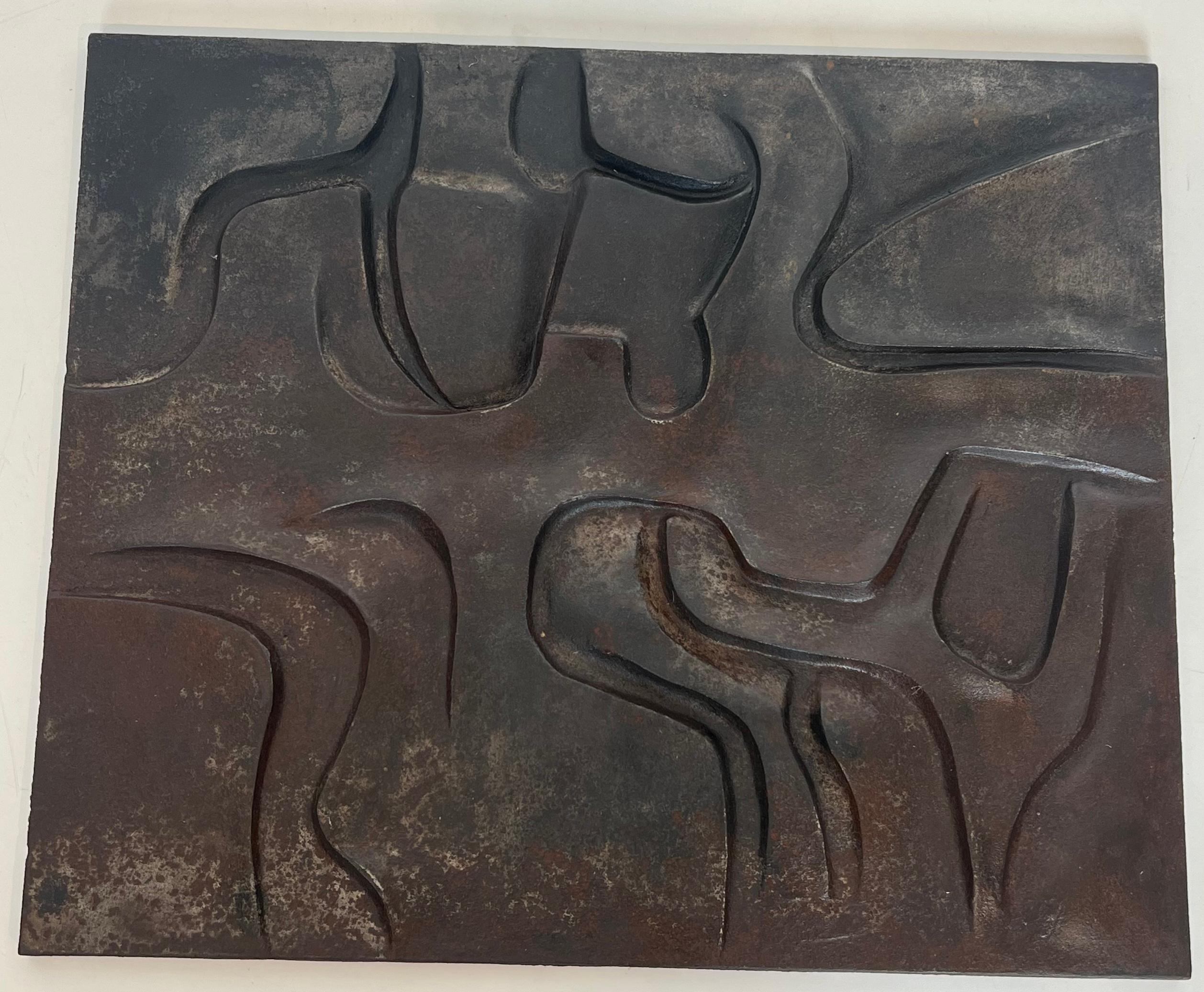 Plaque de cheminée moderniste en fonte. Travail français. Circa 1970 en vente 4
