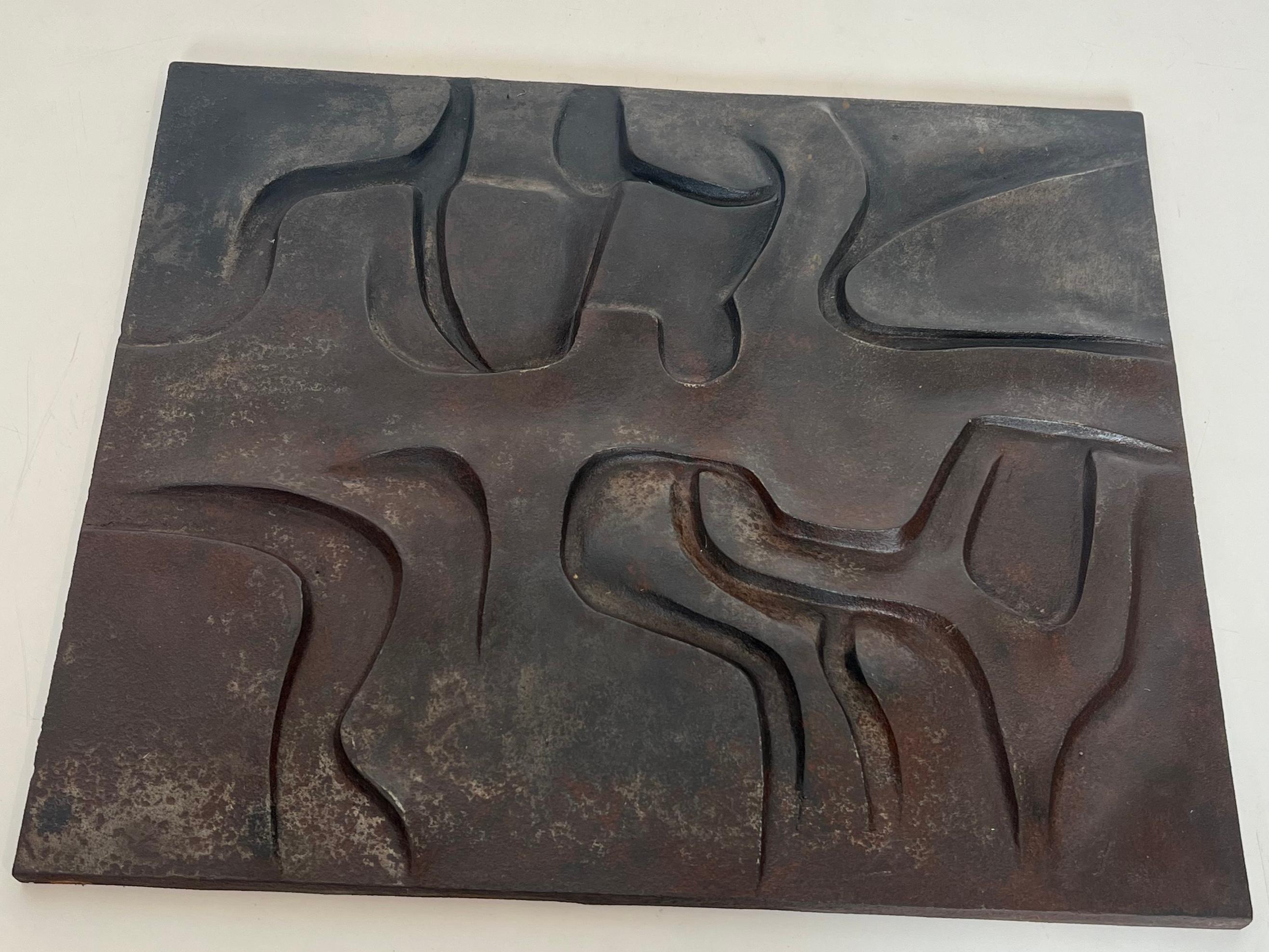 Plaque de cheminée moderniste en fonte. Travail français. Circa 1970 en vente 5
