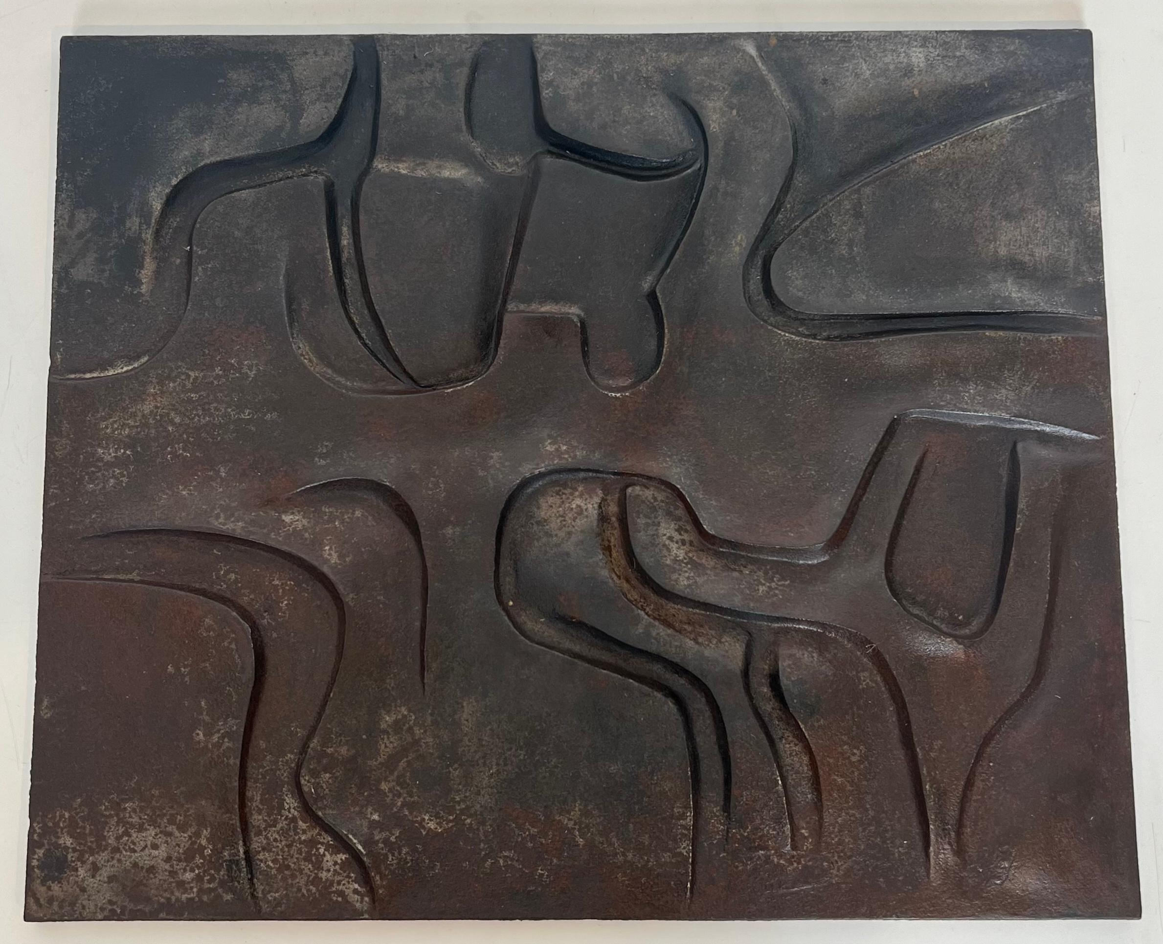 Cette plaque de cheminée moderniste est en fonte. Il s'agit d'une conception très agréable et intéressante. Il s'agit d'une œuvre française, signée. Circa 1970