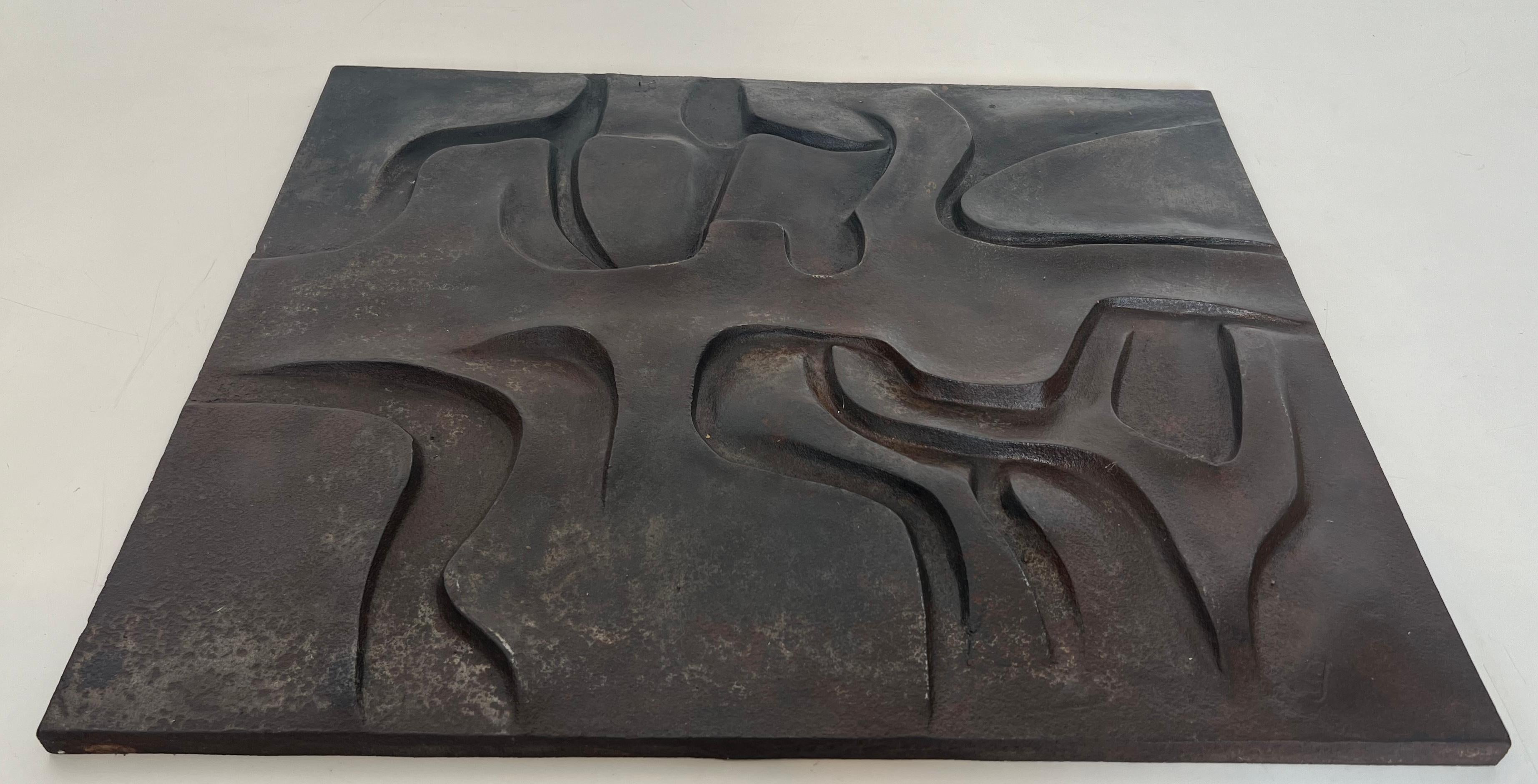 Mid-Century Modern Plaque de cheminée moderniste en fonte. Travail français. Circa 1970 en vente