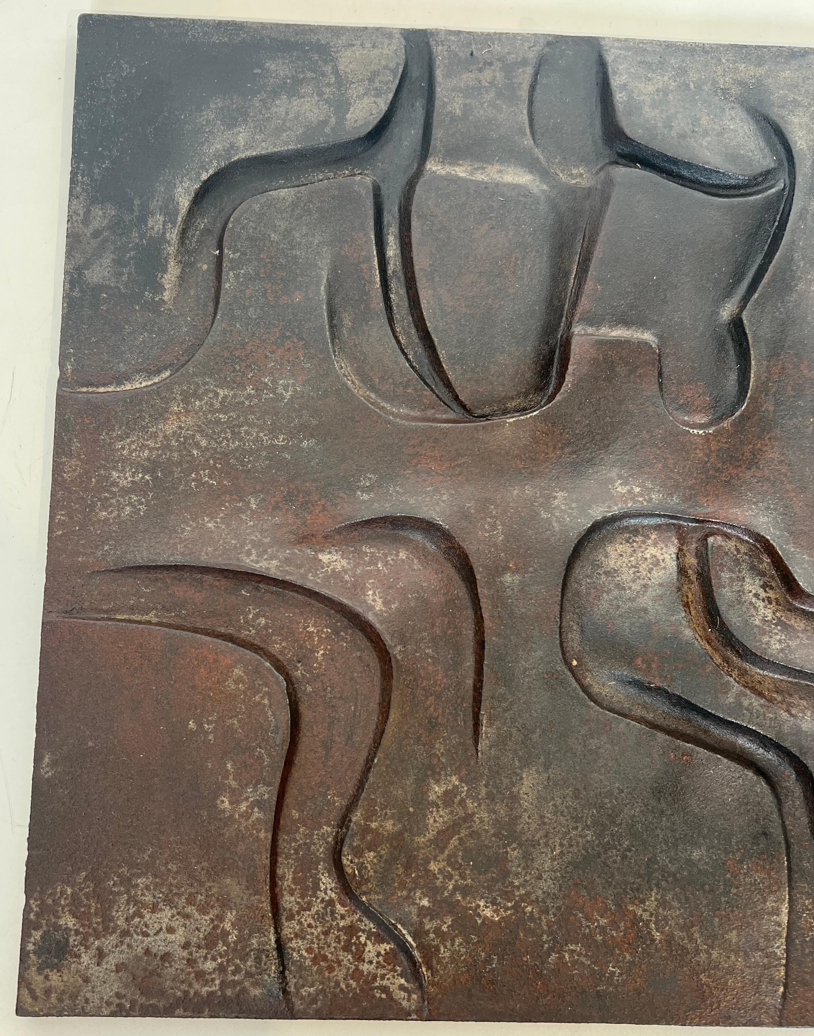 Français Plaque de cheminée moderniste en fonte. Travail français. Circa 1970 en vente