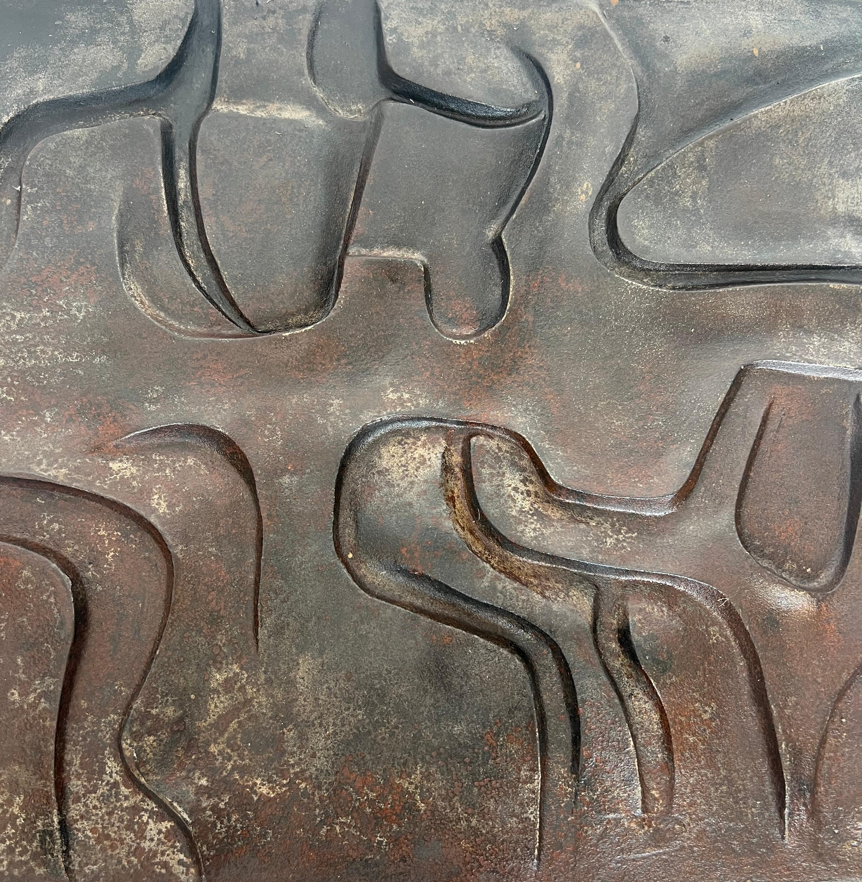 Moulage Plaque de cheminée moderniste en fonte. Travail français. Circa 1970 en vente