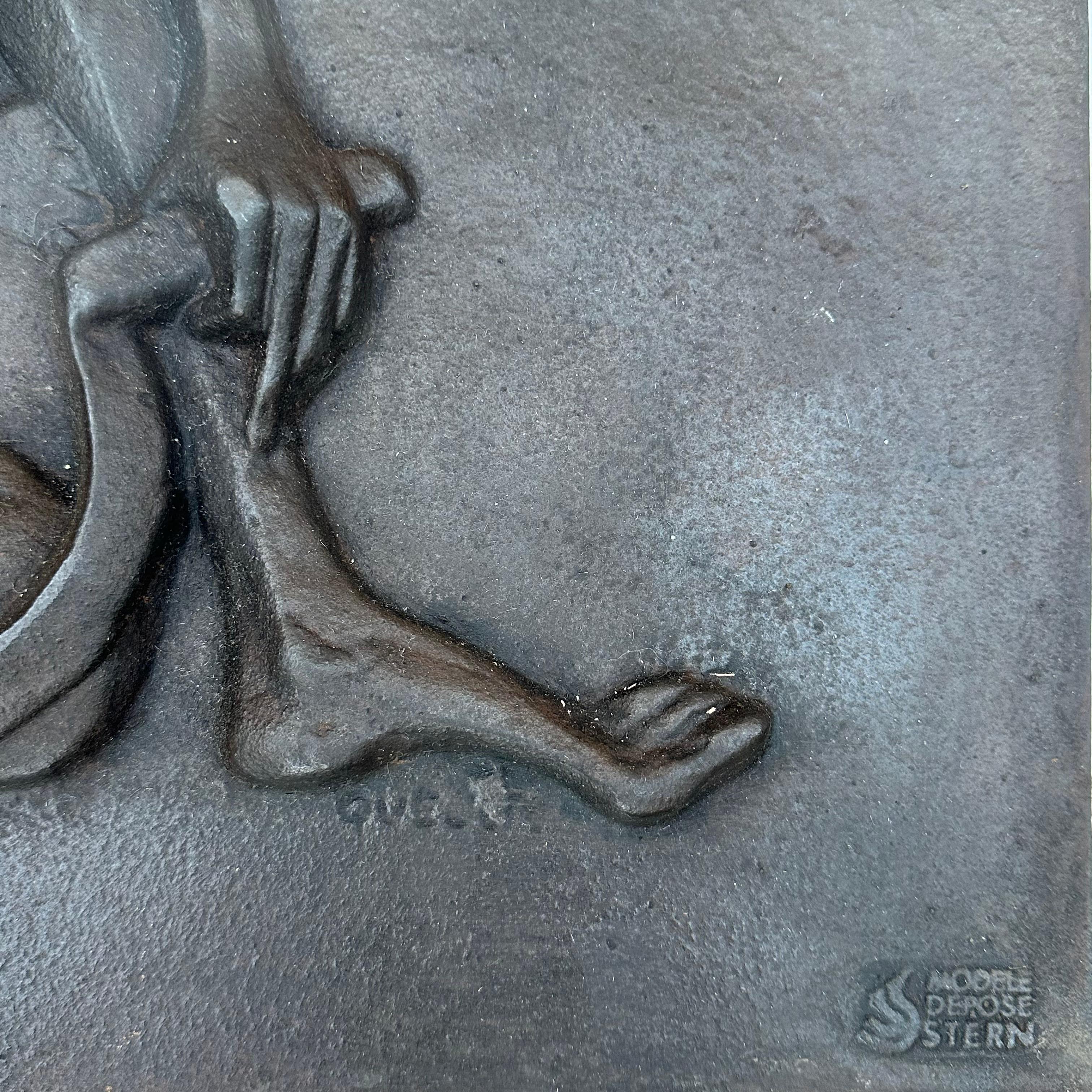 Caminetto modernista in ghisa raffigurante una donna nuda con falce e orecchie di in vendita 2