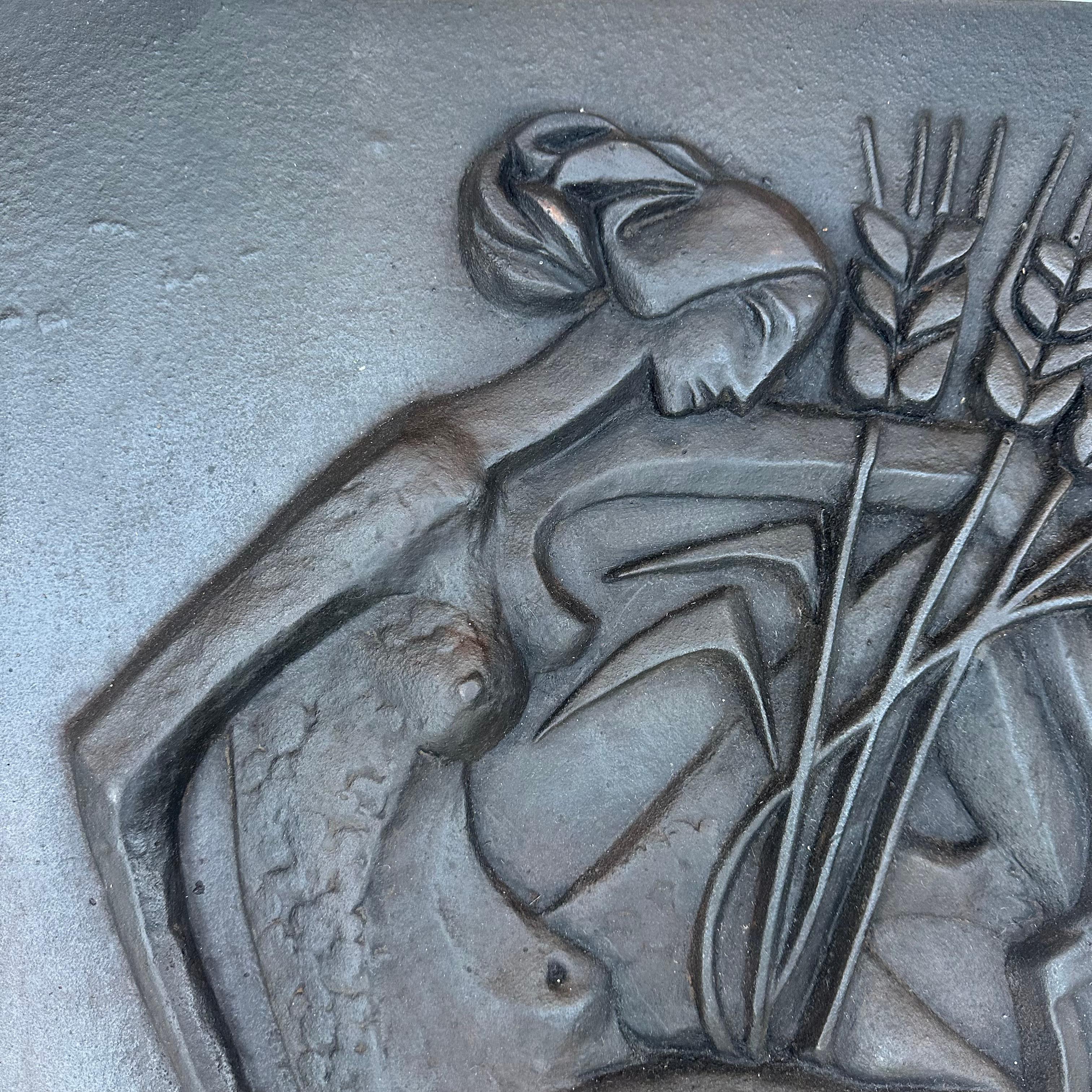 Francese Caminetto modernista in ghisa raffigurante una donna nuda con falce e orecchie di in vendita