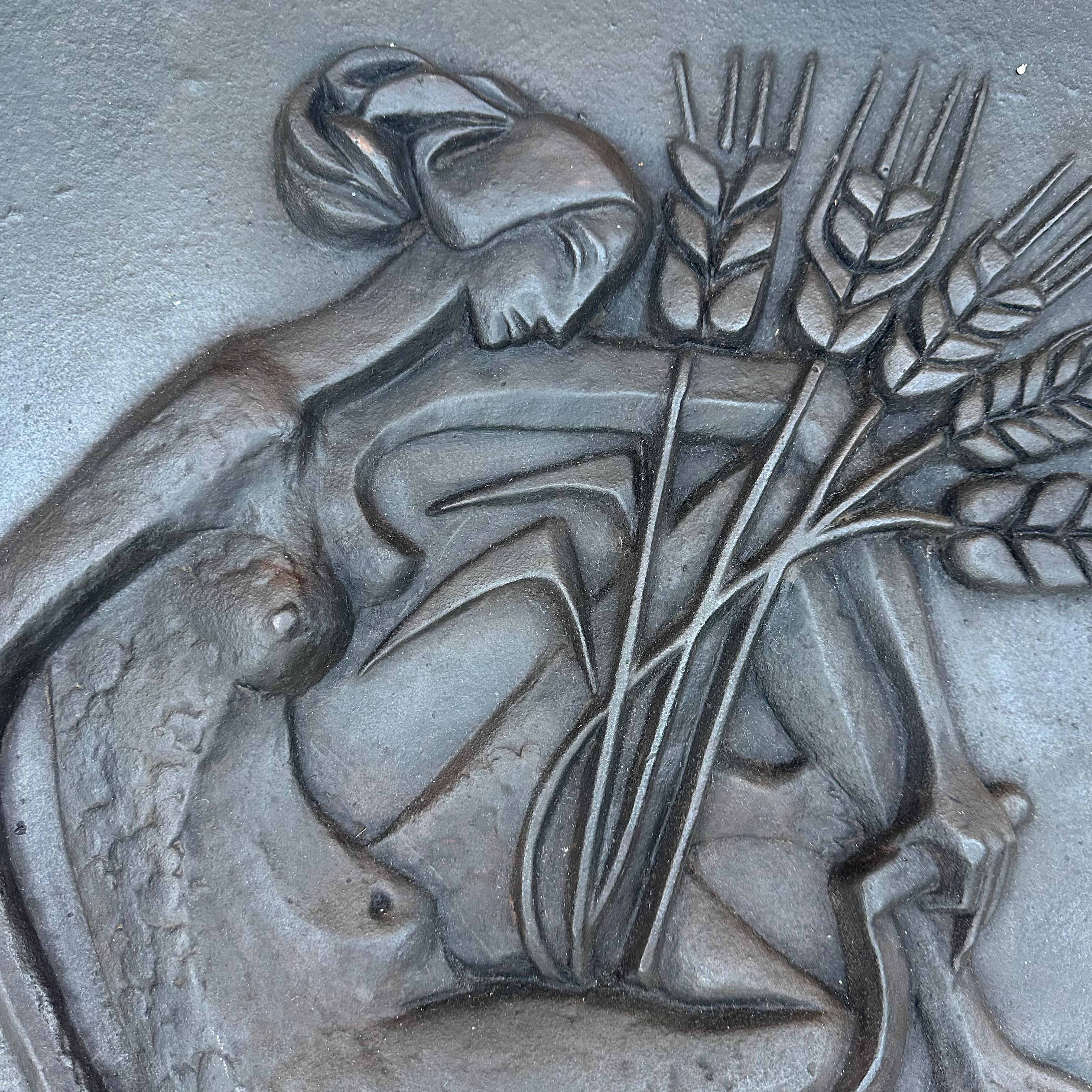 Calco Caminetto modernista in ghisa raffigurante una donna nuda con falce e orecchie di in vendita