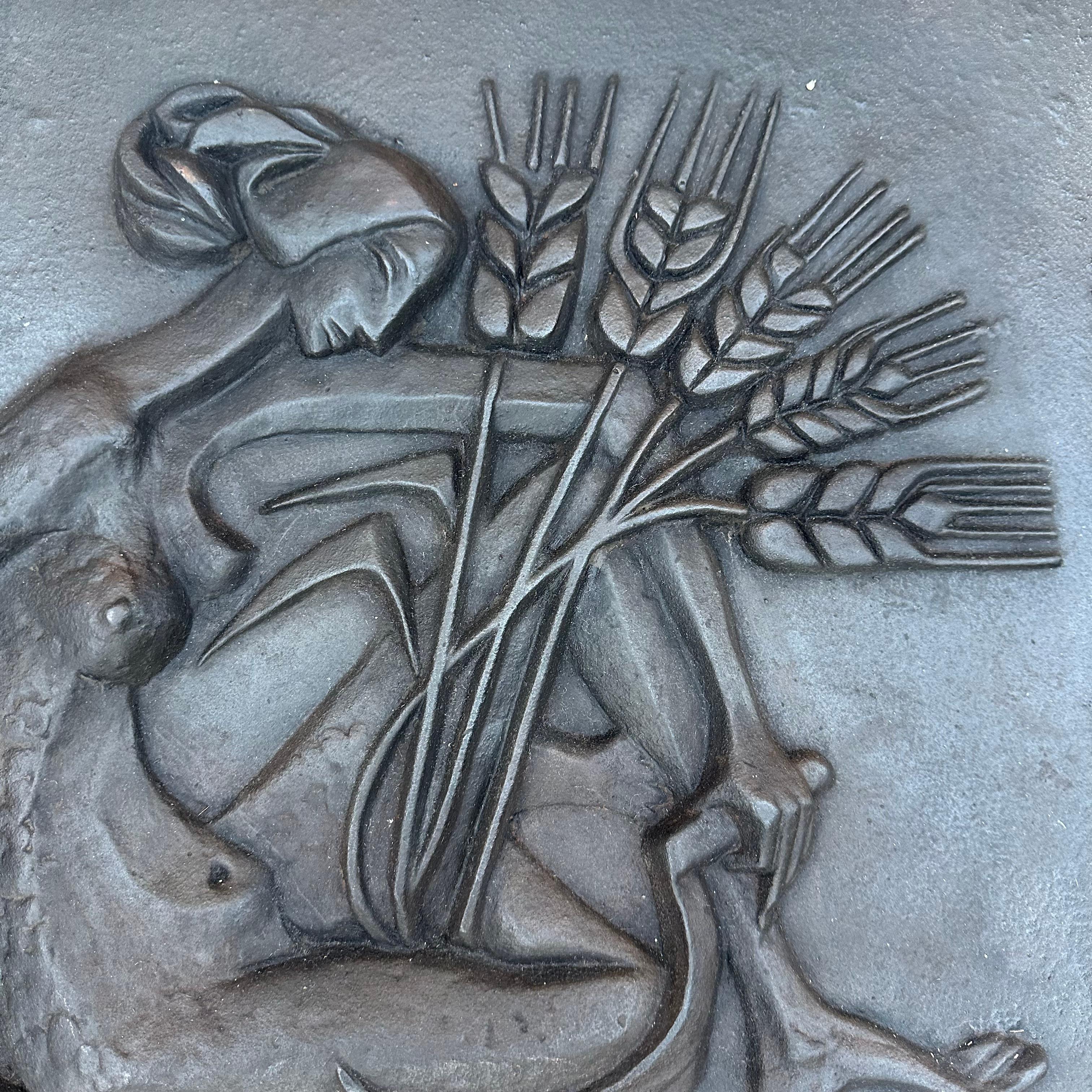 Caminetto modernista in ghisa raffigurante una donna nuda con falce e orecchie di In condizioni buone in vendita a Marcq-en-Barœul, Hauts-de-France