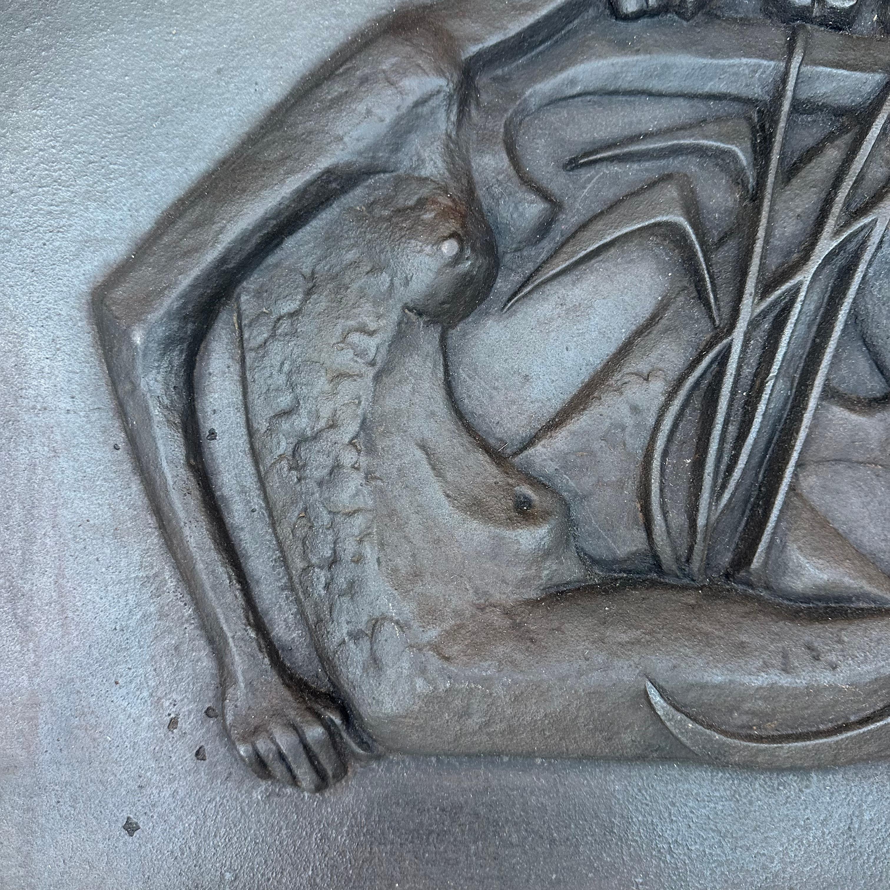 Metà XX secolo Caminetto modernista in ghisa raffigurante una donna nuda con falce e orecchie di in vendita