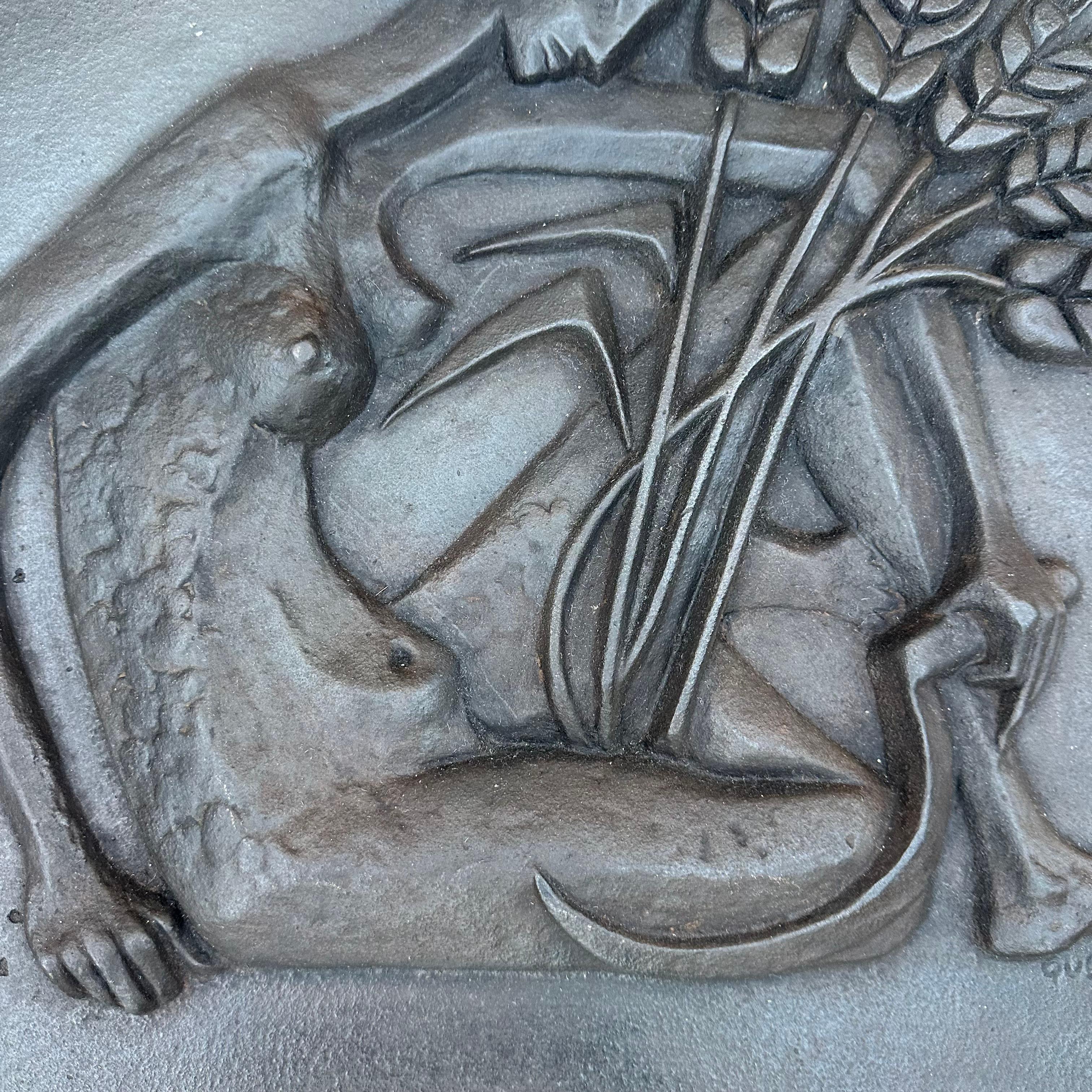 Ferro Caminetto modernista in ghisa raffigurante una donna nuda con falce e orecchie di in vendita