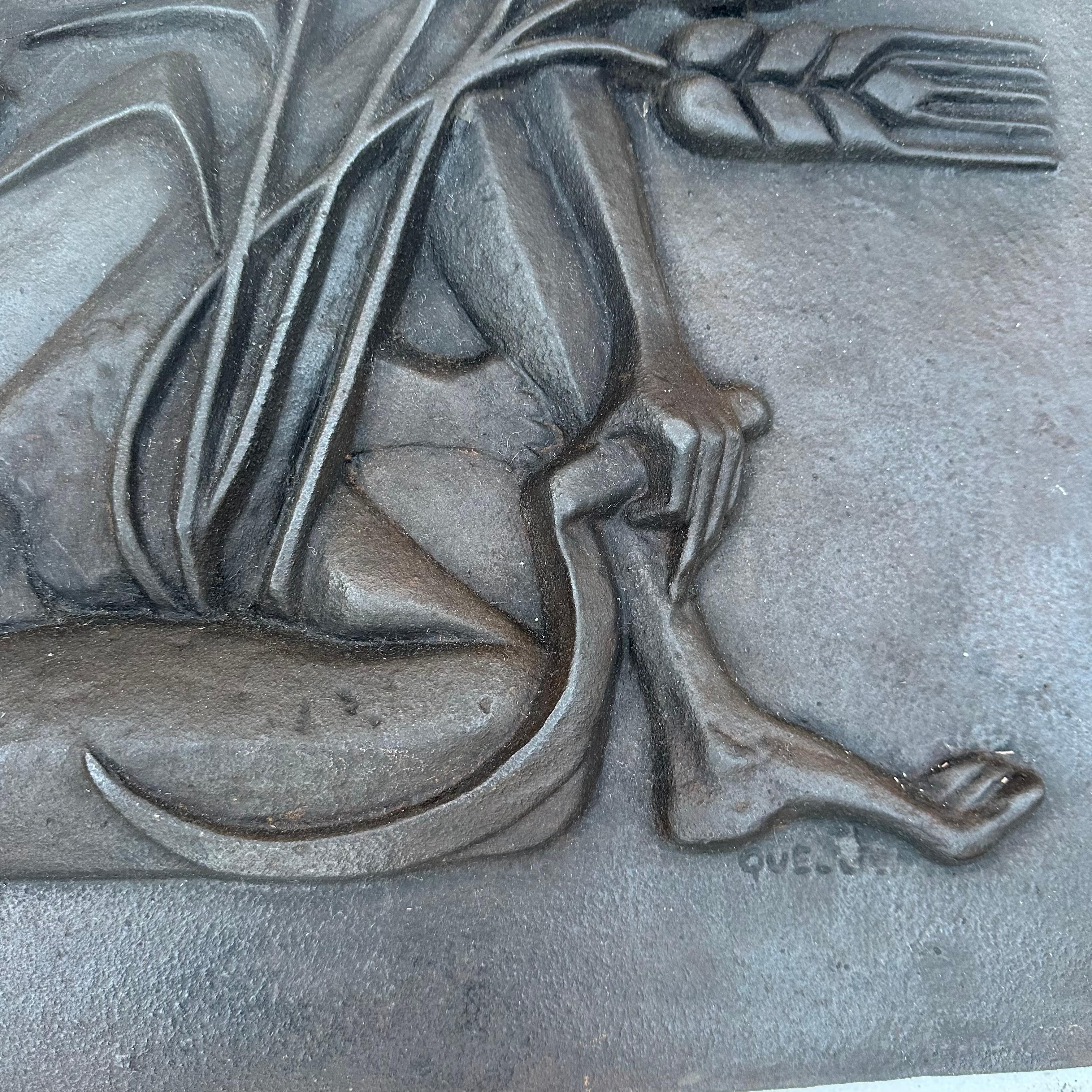 Caminetto modernista in ghisa raffigurante una donna nuda con falce e orecchie di in vendita 1