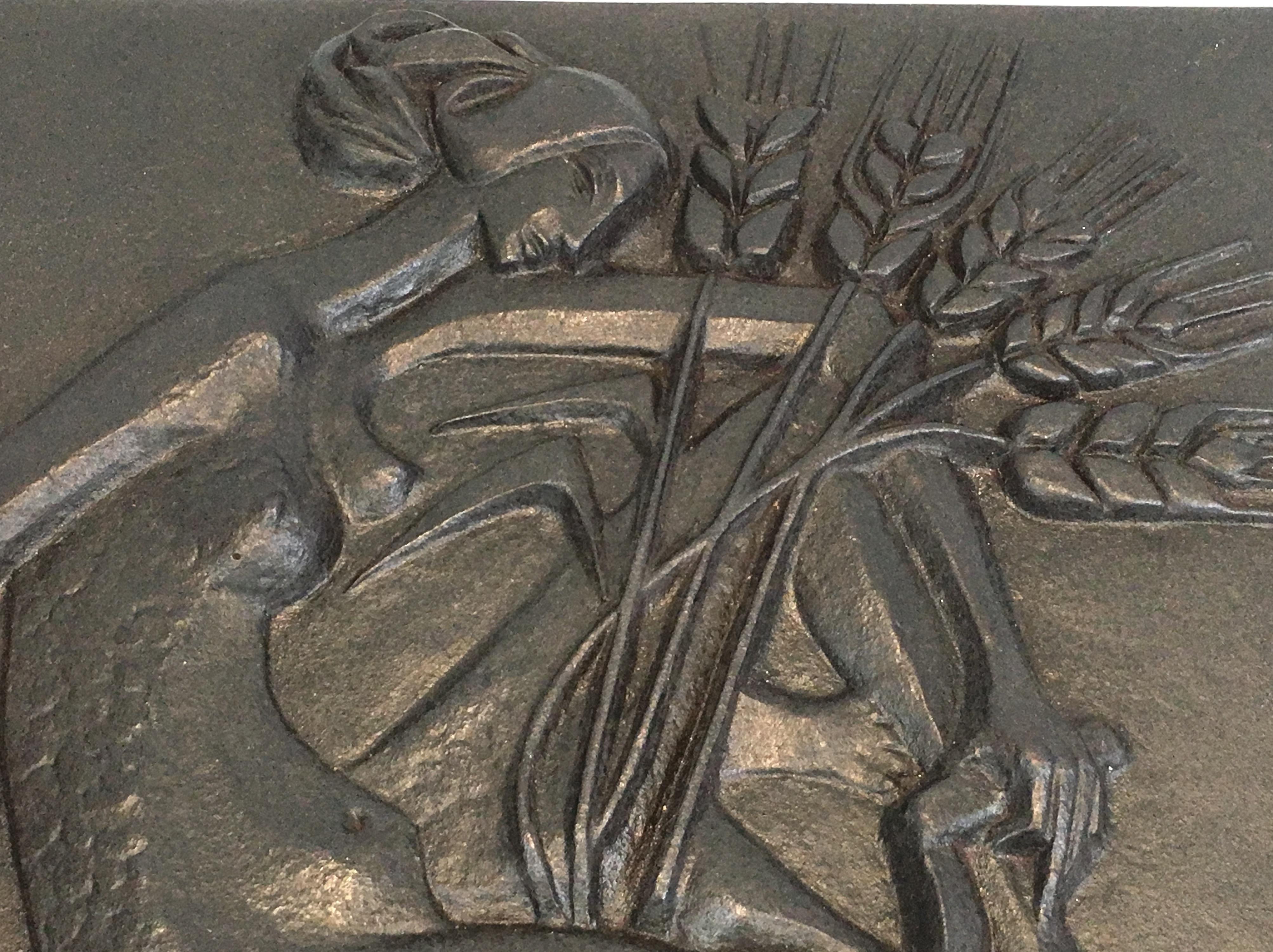 Cette plaque de cheminée moderniste en fonte présente une femme nue avec une faux et des épis de blé. Cette pièce est estampillée et signée M Quellier ? Il s'agit d'une œuvre française, datant d'environ 1950.