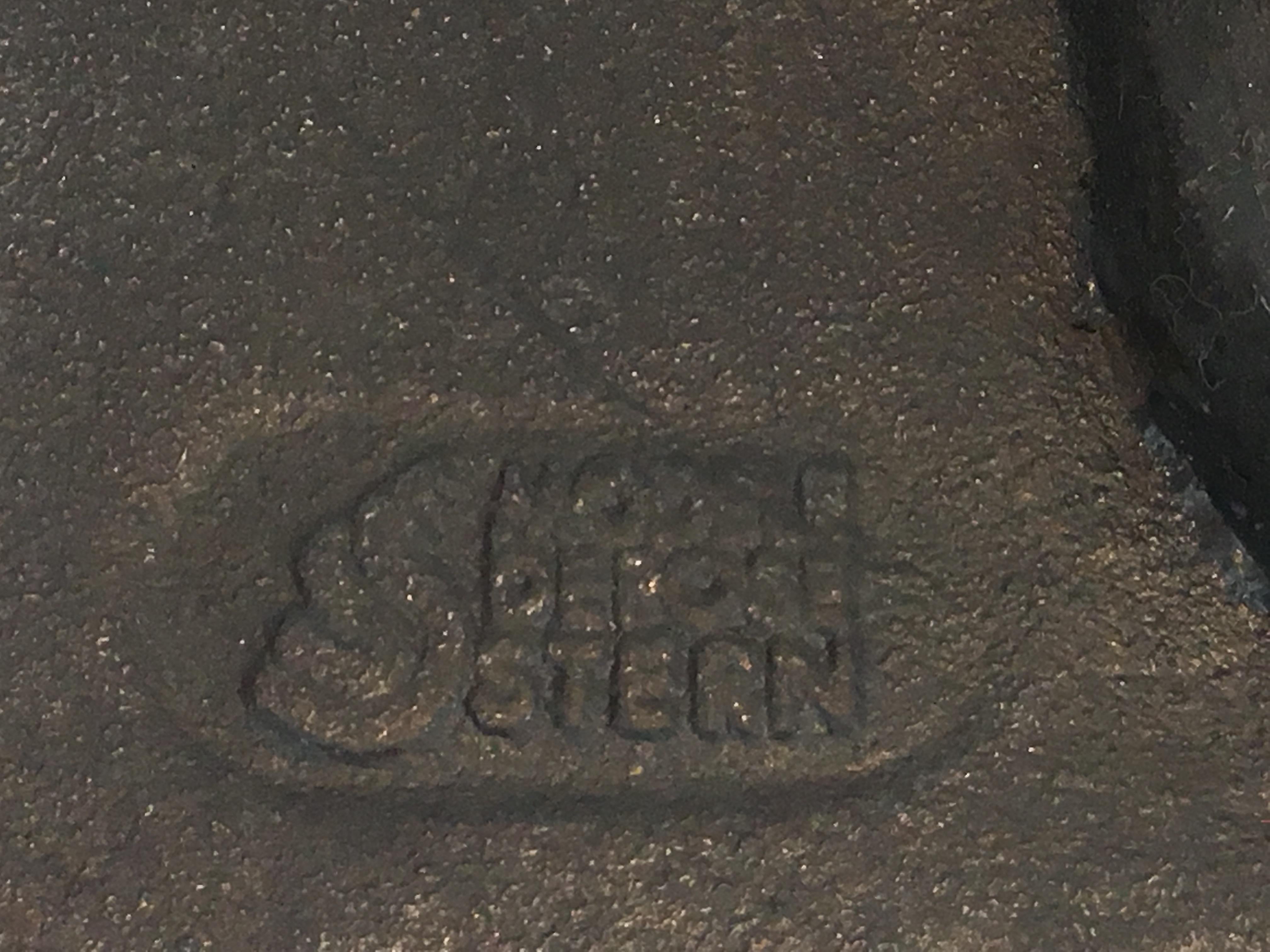 Modernistische gusseiserne Kaminplatte mit stilisiertem Frauenakt:: signiert Quellier (Ende des 20. Jahrhunderts) im Angebot
