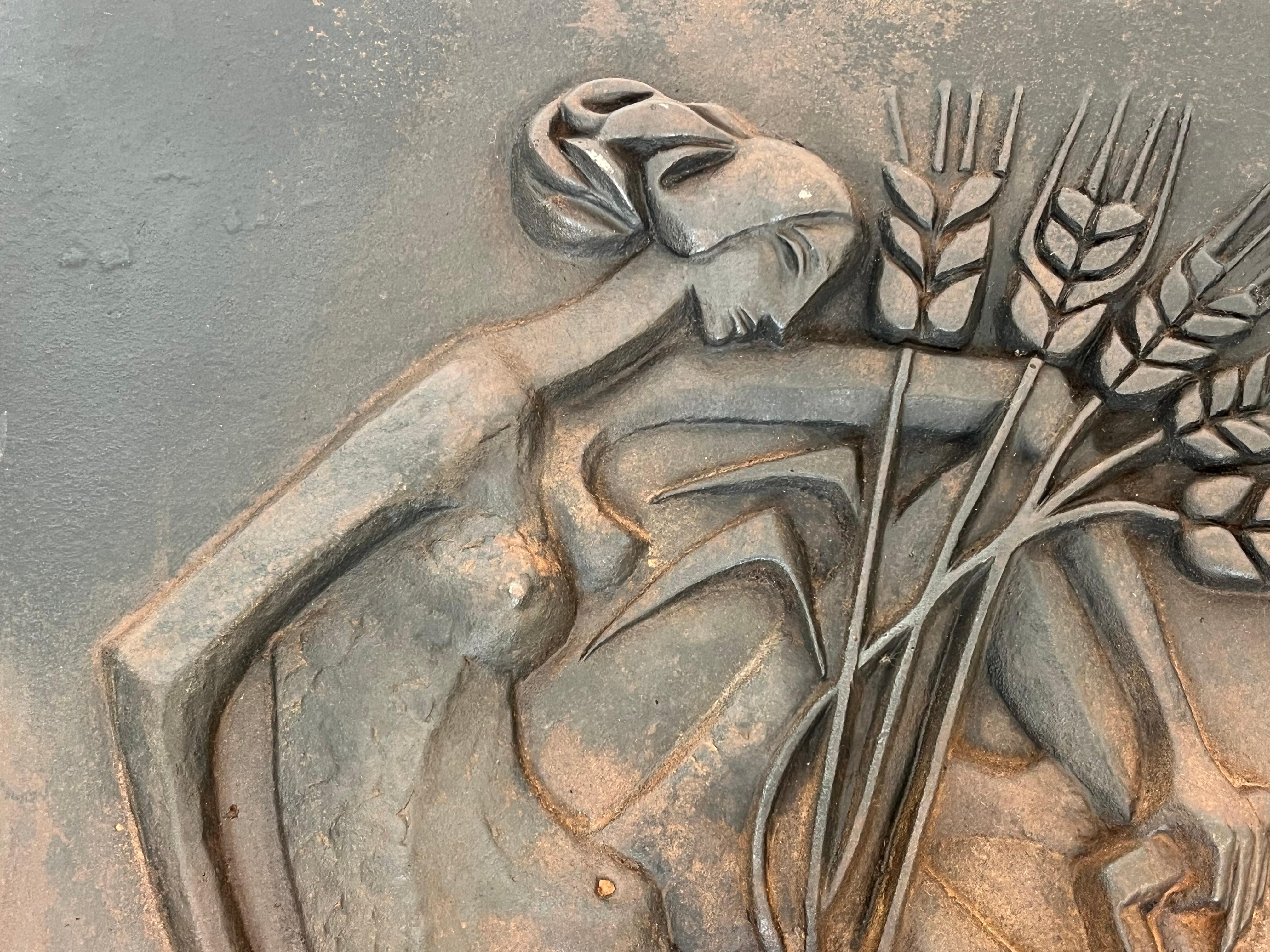 Modernist Cast Iron Fireback Representing a Woman with a Scythe & Ears of Wheat In Good Condition For Sale In Marcq-en-Barœul, Hauts-de-France