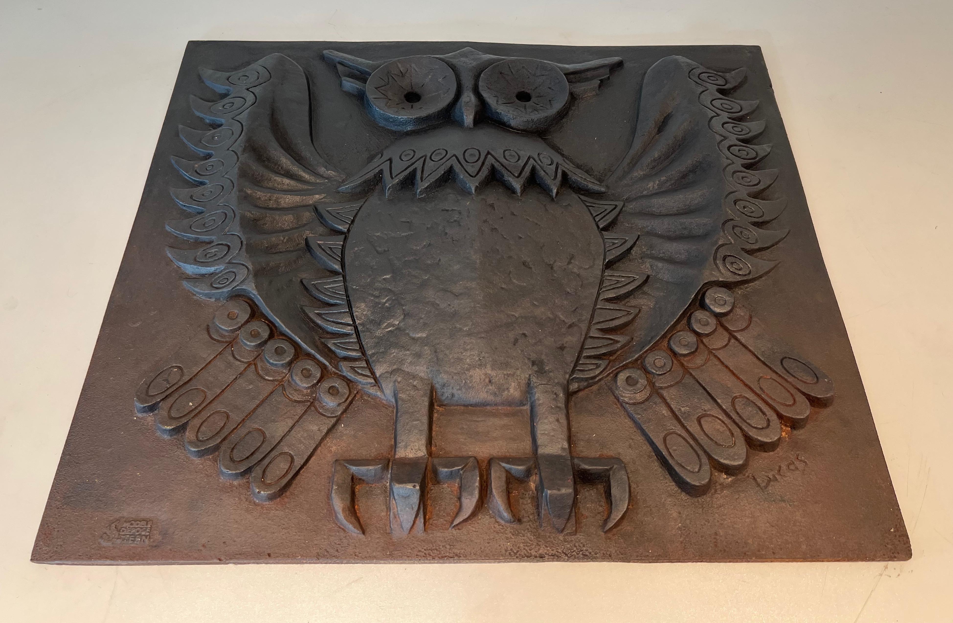Cette plaque de cheminée moderniste représentant un hibou est en fonte. Il s'agit d'un très beau modèle décoratif. Il s'agit d'un ouvrage français. Circa 1970.