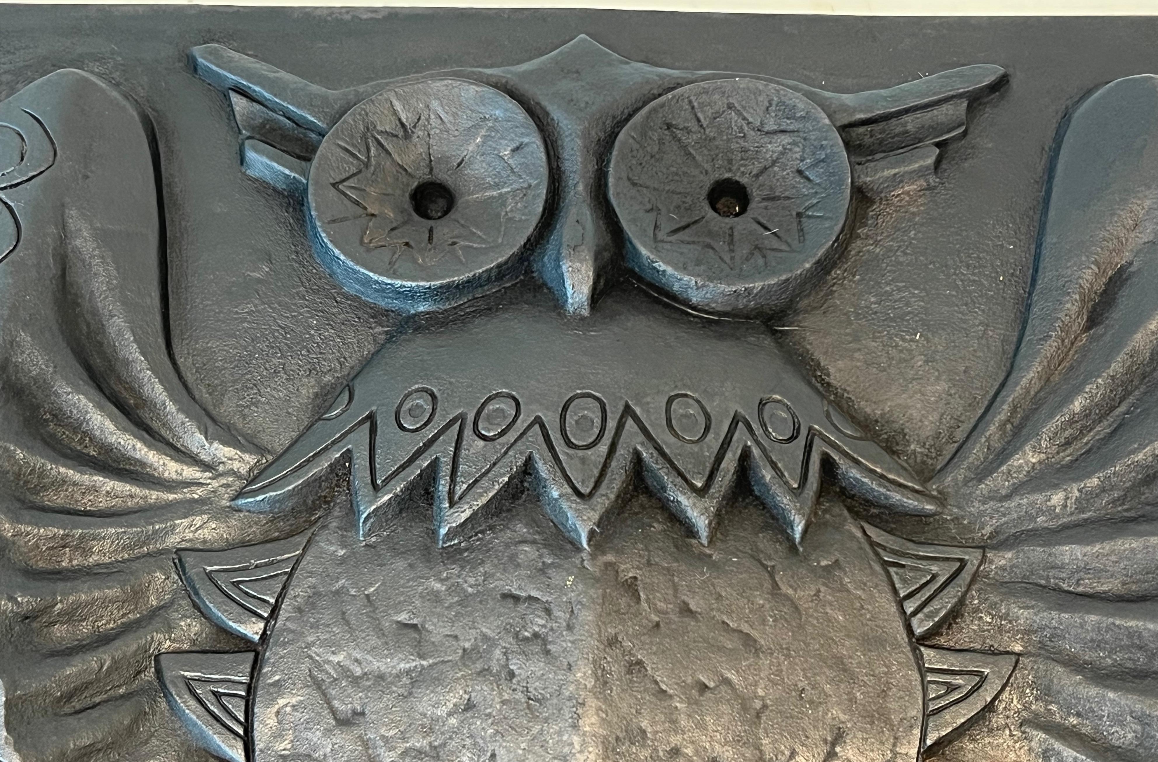 Modernist Cast Iron Fireback Showing an Owl In Good Condition For Sale In Marcq-en-Barœul, Hauts-de-France
