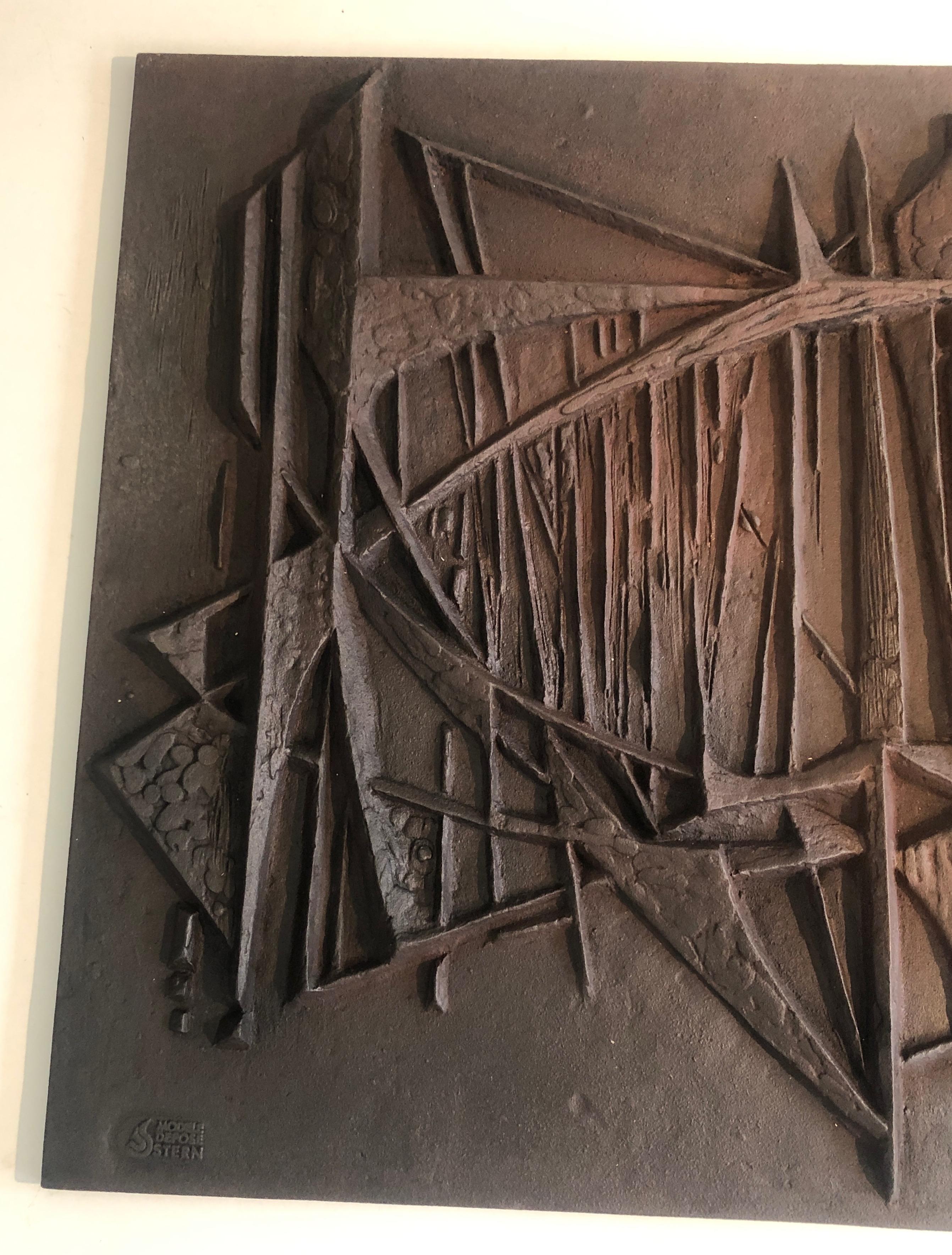 Cette belle plaque de cheminée moderniste est fabriquée en fonte. Il peut représenter des bateaux et des voiles de bateaux. Cette œuvre d'art est signée par F. Loriot. Il s'agit d'une œuvre française, datant d'environ 1970.