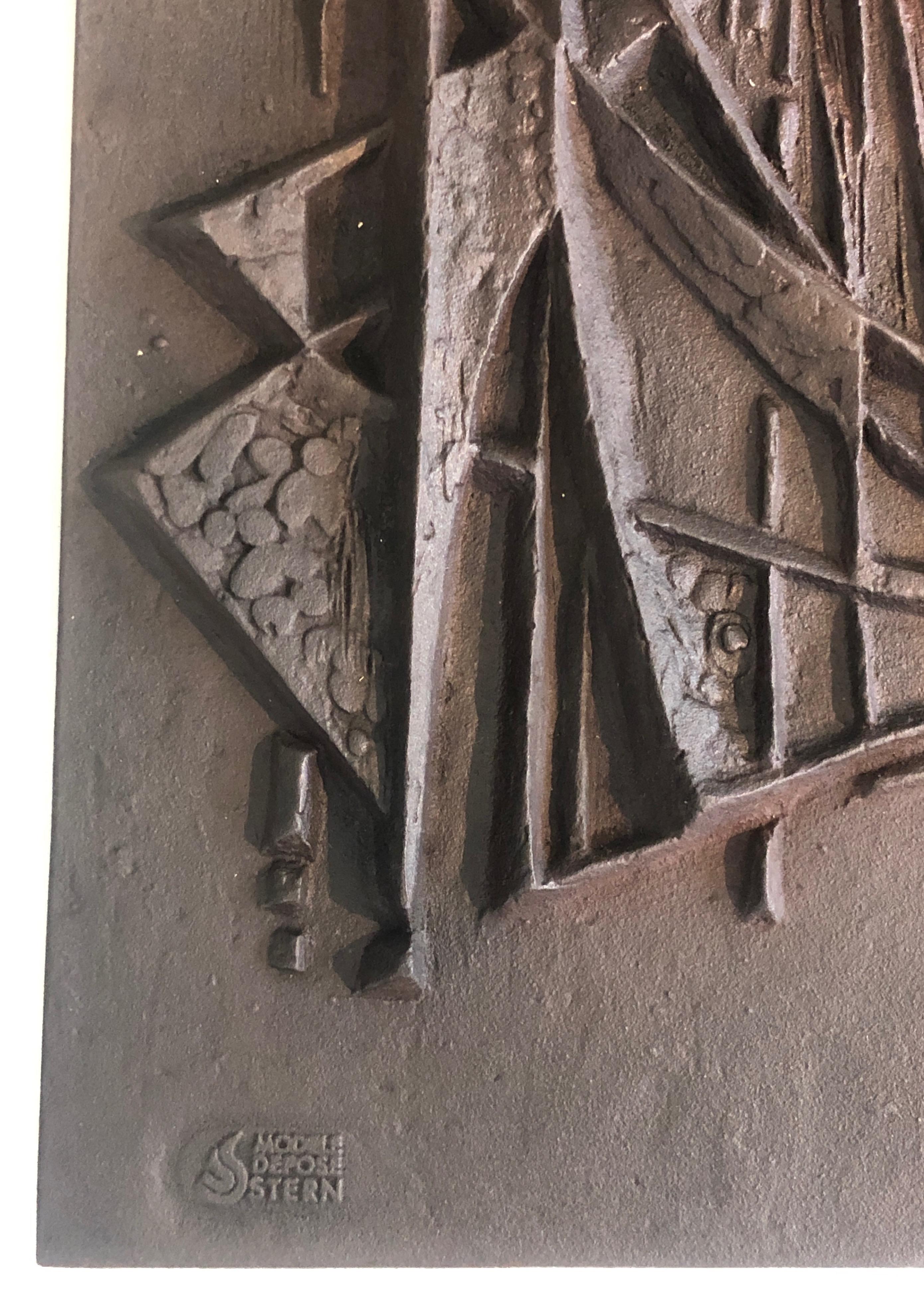 Fin du 20e siècle Plaque de cheminée moderniste en fonte, signée F. Loriot, française, datant d'environ 1970