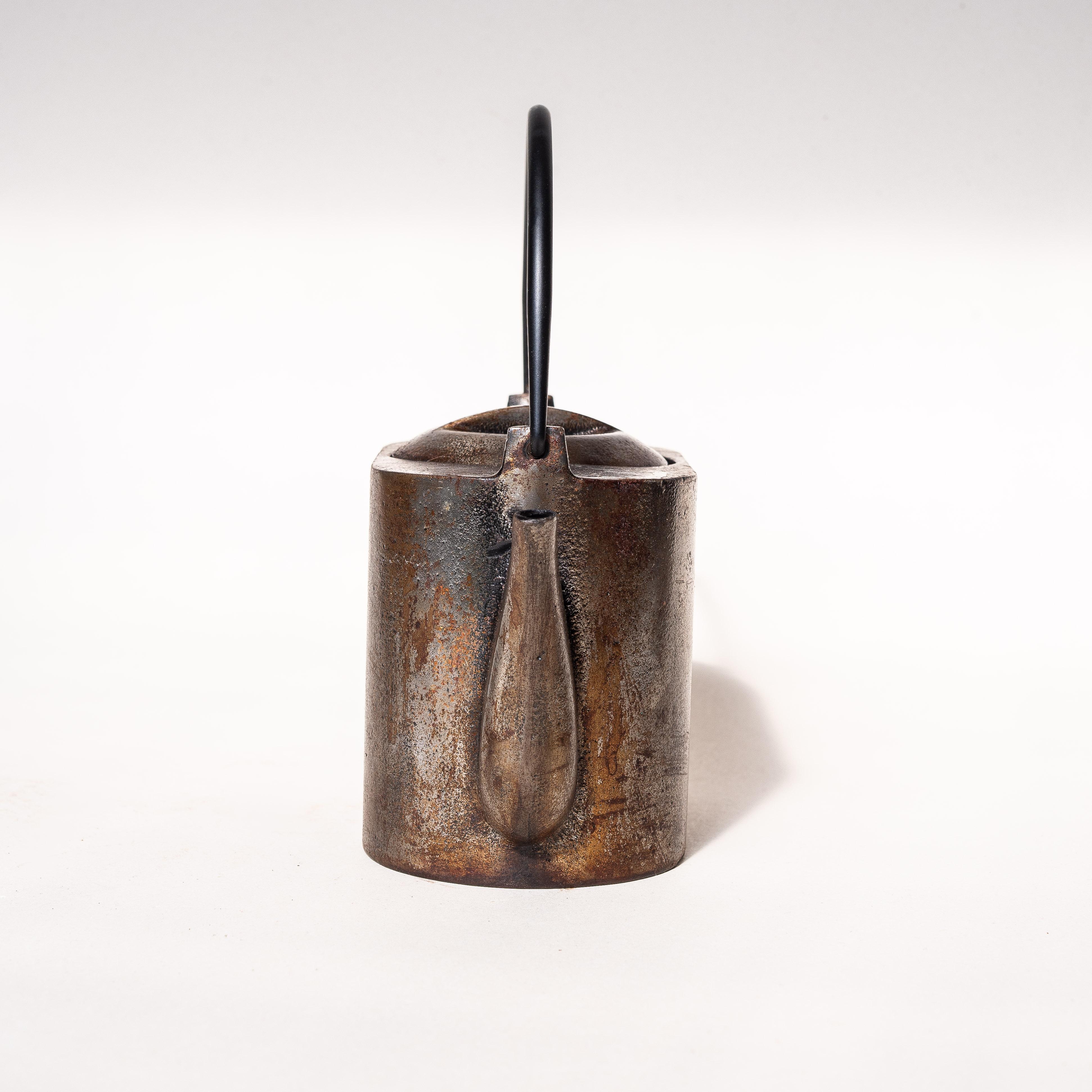 Modernist Cast Iron Teapot – Minimal Bauhaus Style, France 1940s In Good Condition For Sale In ROUEN, Normandie