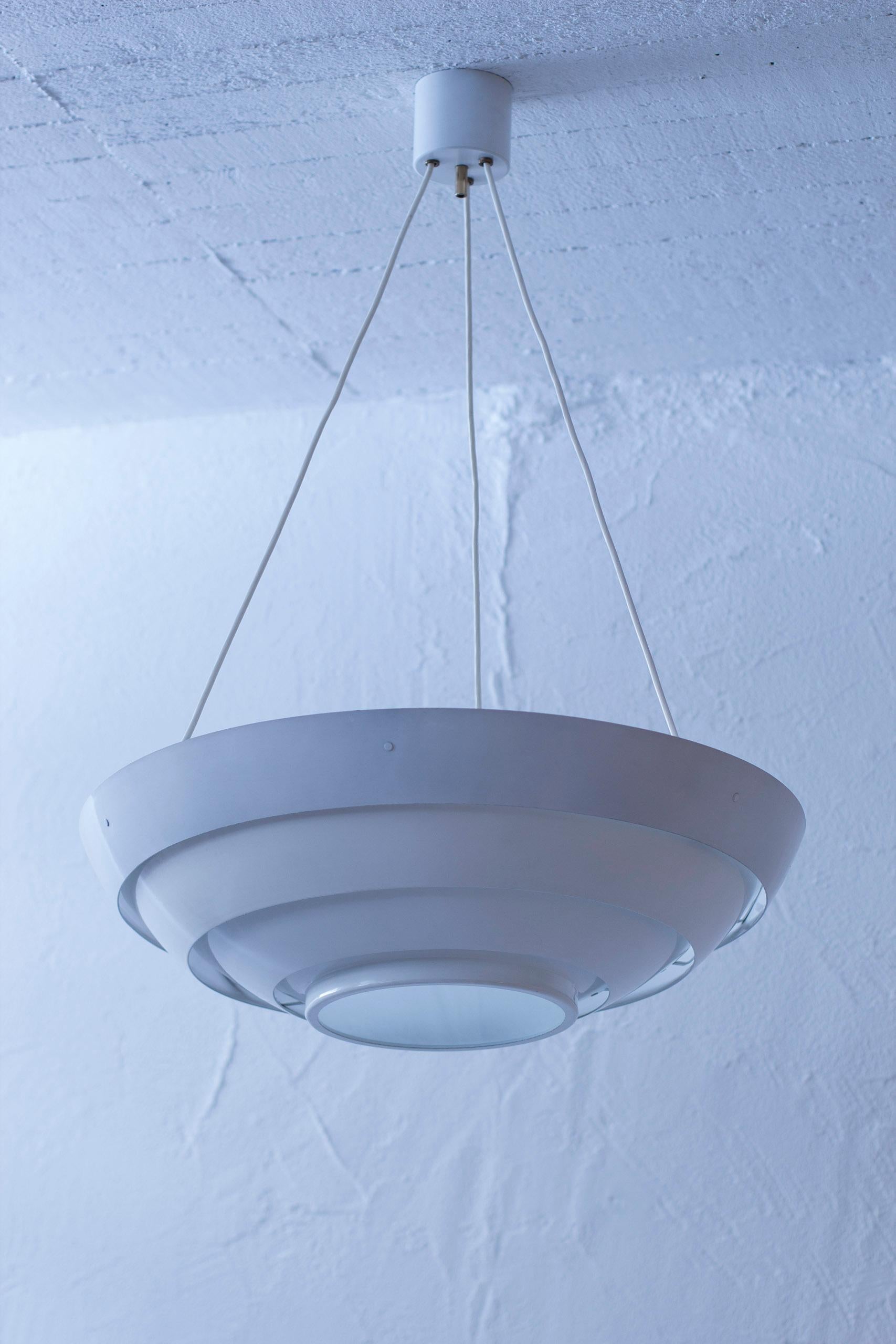 Lampada da soffitto disegnata da Hans-Agne Jakobsson. Realizzato negli anni '50 dalla sua azienda a Markaryd, in Svezia, in alluminio laccato grigio chiaro, vetro e ottone. Originale baldacchino da soffitto in alluminio laccato bianco. Condizioni