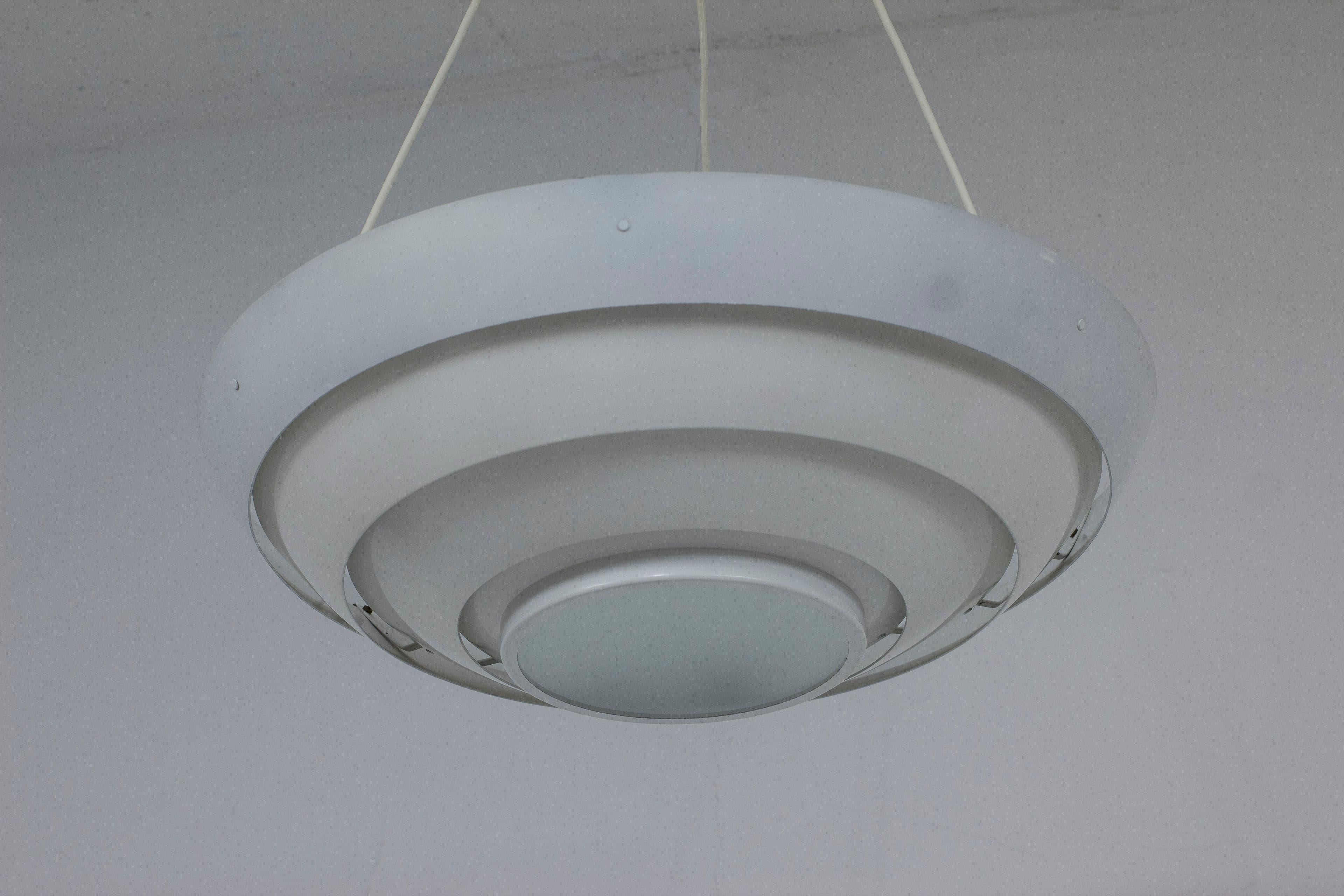 Svedese Lampada da soffitto modernista di Hans-Agne Jakobsson, vetro e metallo, anni '50 in vendita