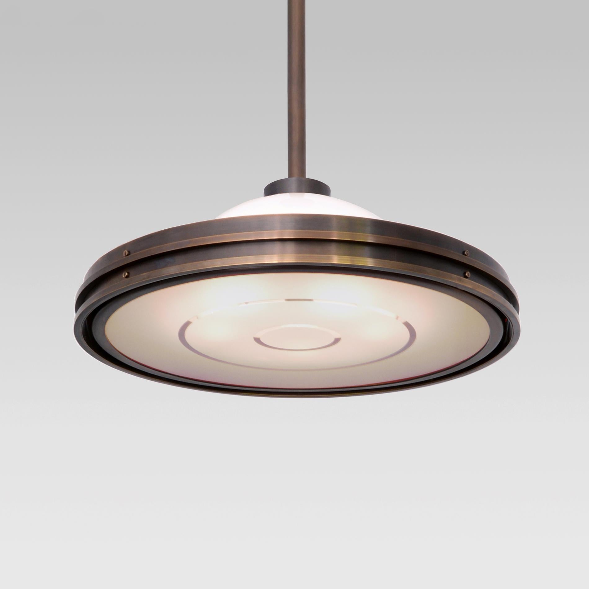 Modernistische Deckenleuchte aus dunkel patiniertem Messing, geätztem Opalglas, anpassbar (Moderne) im Angebot