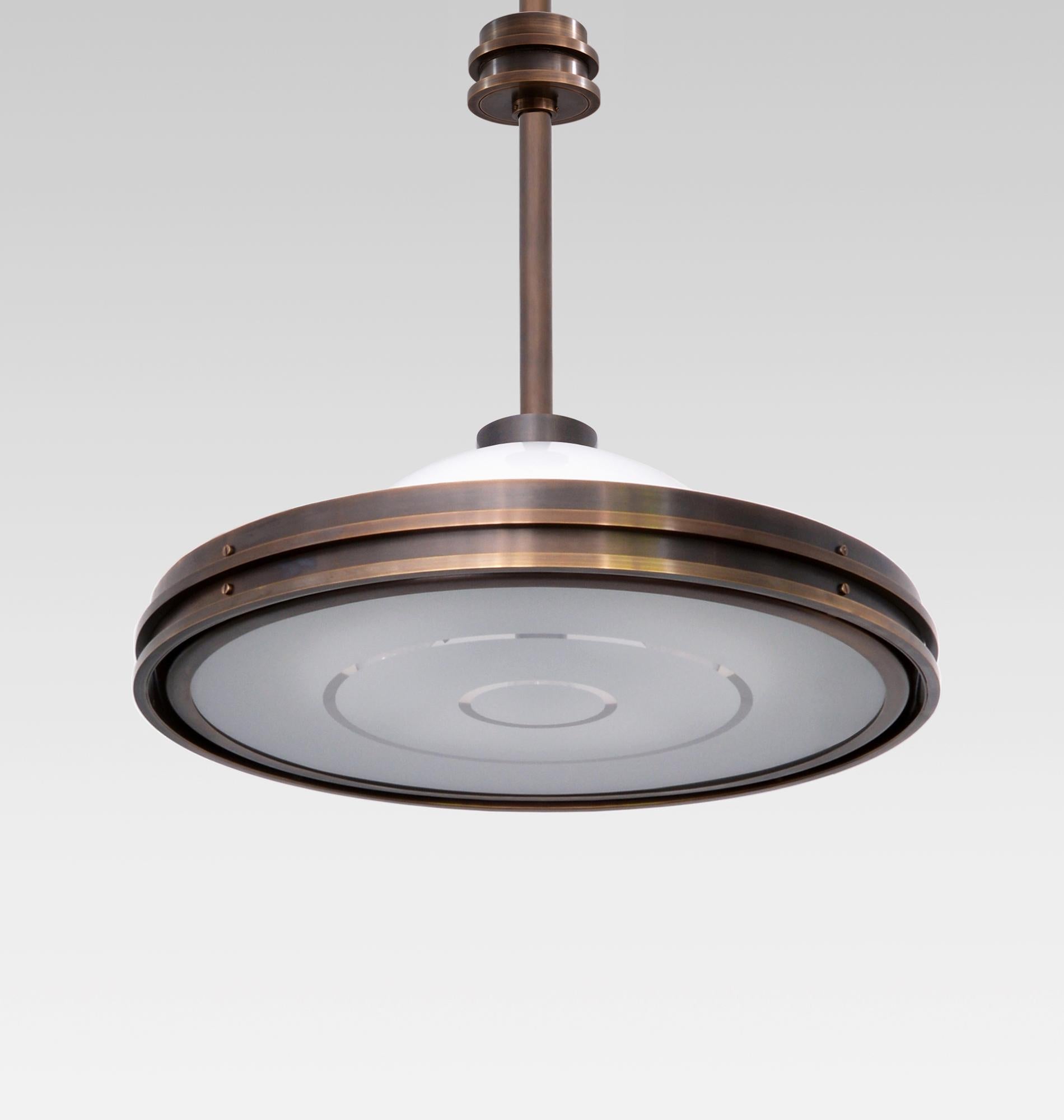 Modernistische Deckenleuchte aus dunkel patiniertem Messing, geätztem Opalglas, anpassbar (Deutsch) im Angebot