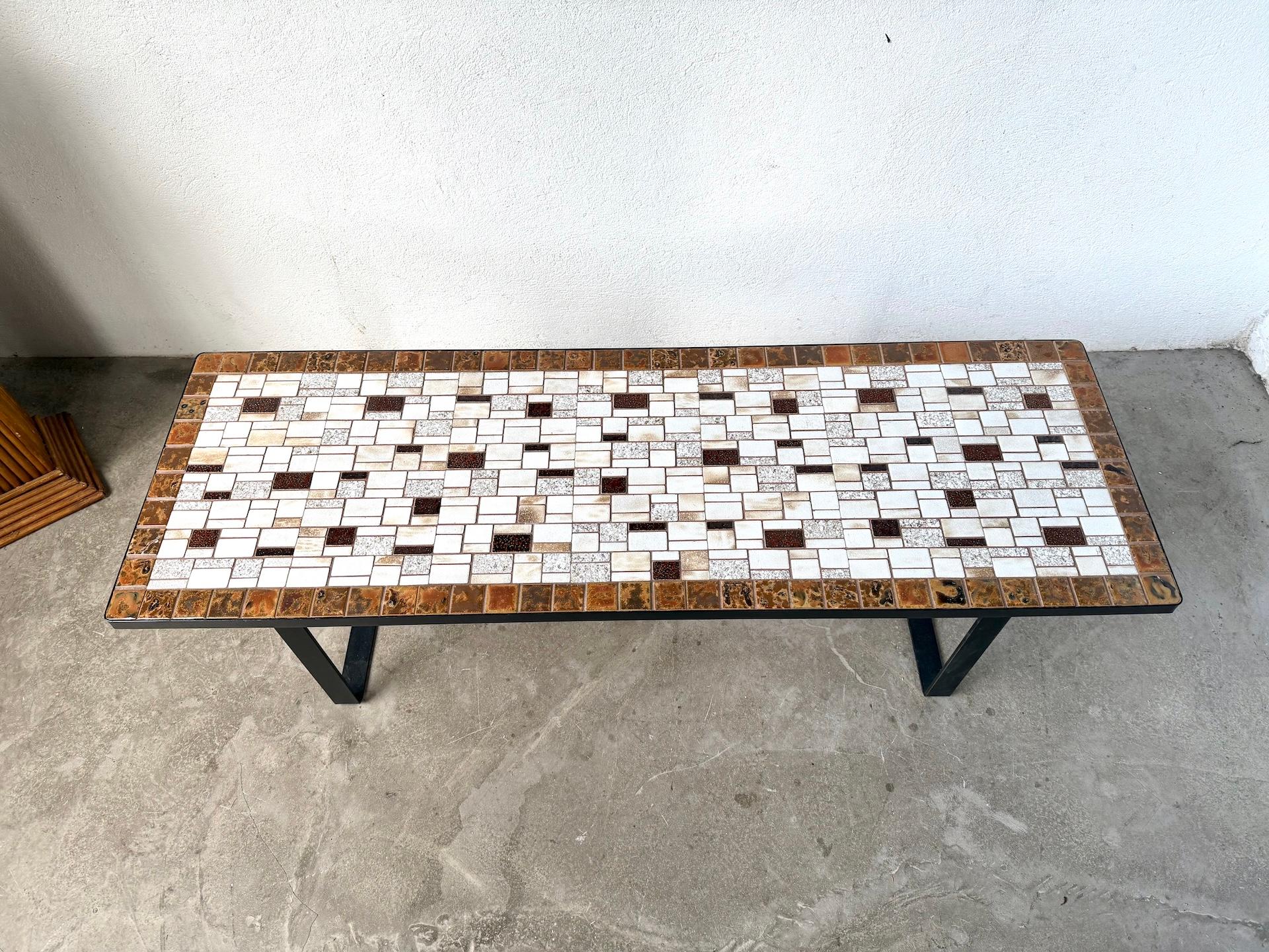 Modernist ceramic coffee table, circa 1960 In Good Condition For Sale In LYON, FR