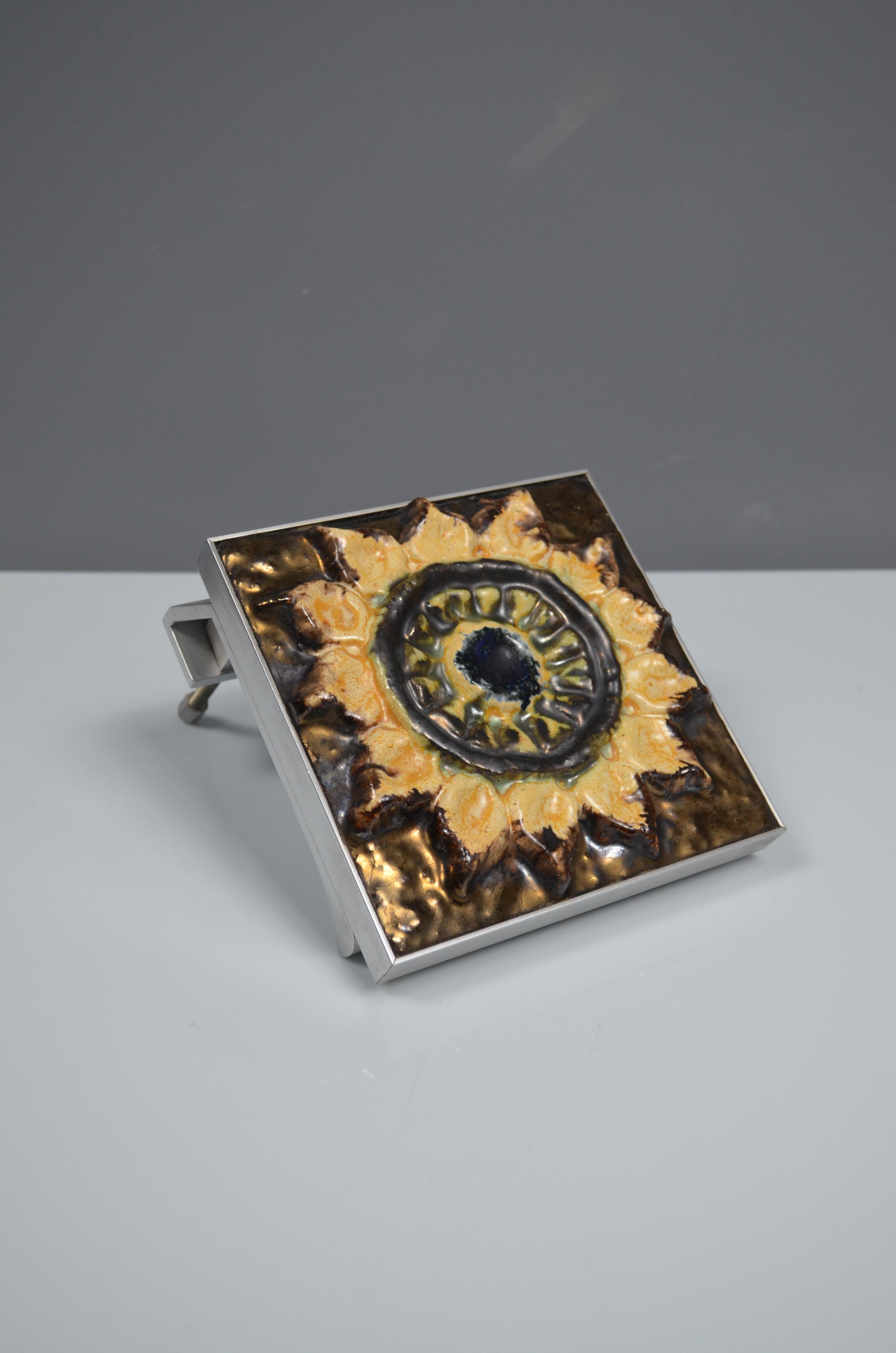 Magnificent ceramic door handle on aluminum support.
From the 50s, modernist style. Beautiful colors and superb iridescence.
The ceramic tile is square with dimensions: 15.5 cm x 15.5 cm (5.9'' x 5.9'')
In the style of the work of Luis Ferreira da