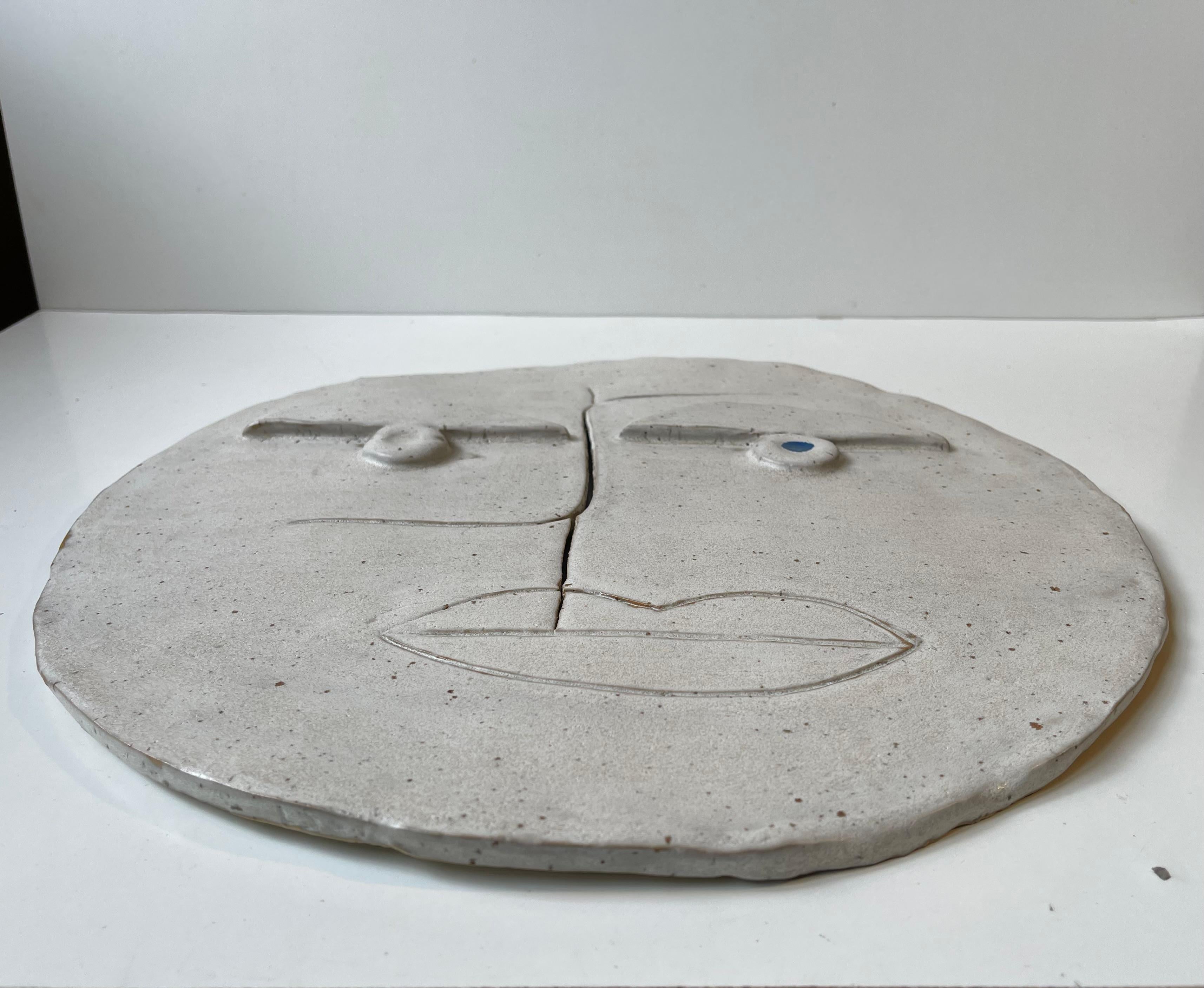 Modernist Ceramic Face -Visage Wall Relief in the Style of Pablo Picasso en Bueno estado para la venta en Esbjerg, DK