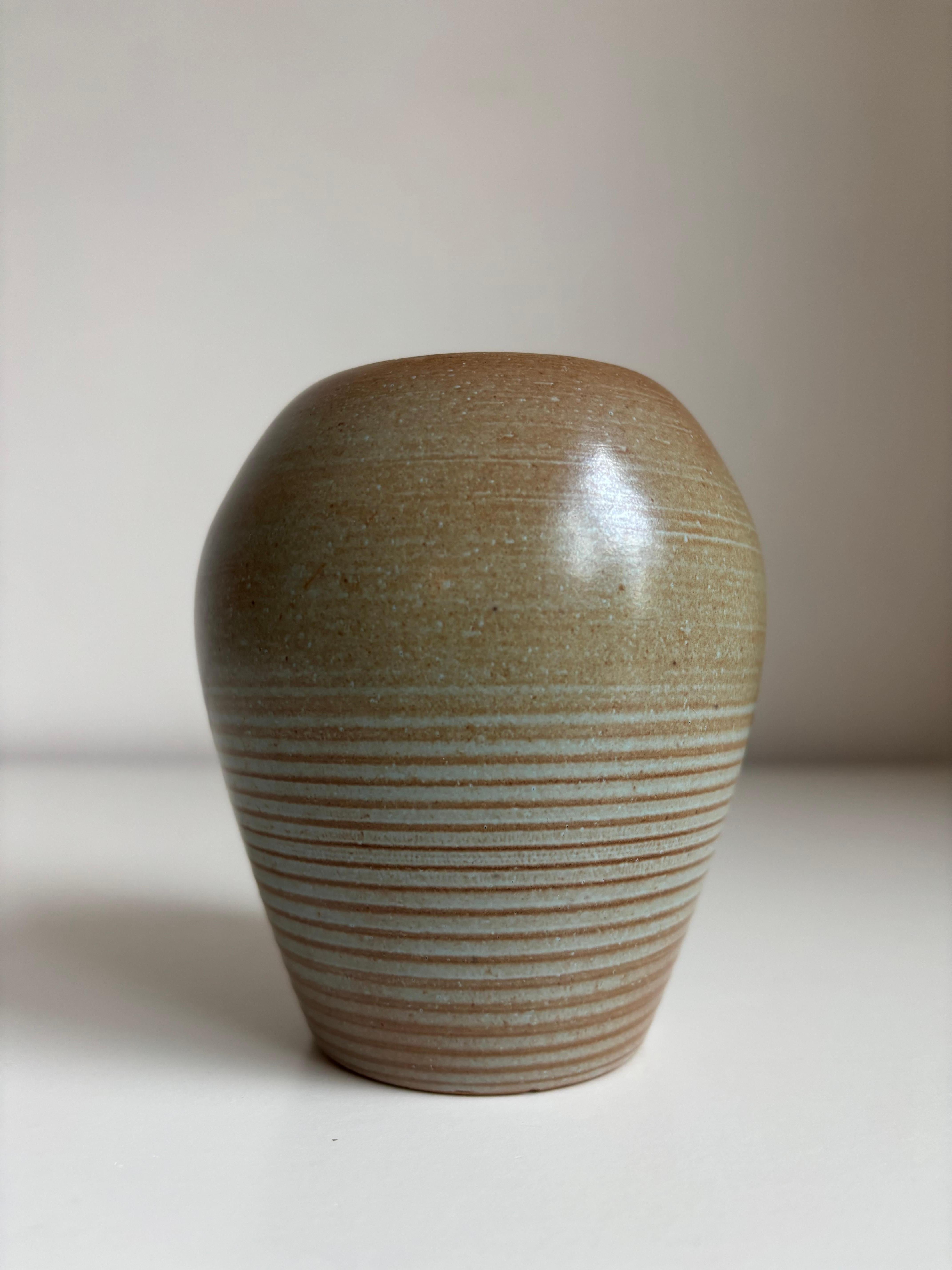 Mid-Century moderno Vaso modernista in ceramica smaltata tornita a mano, anni '60 in vendita