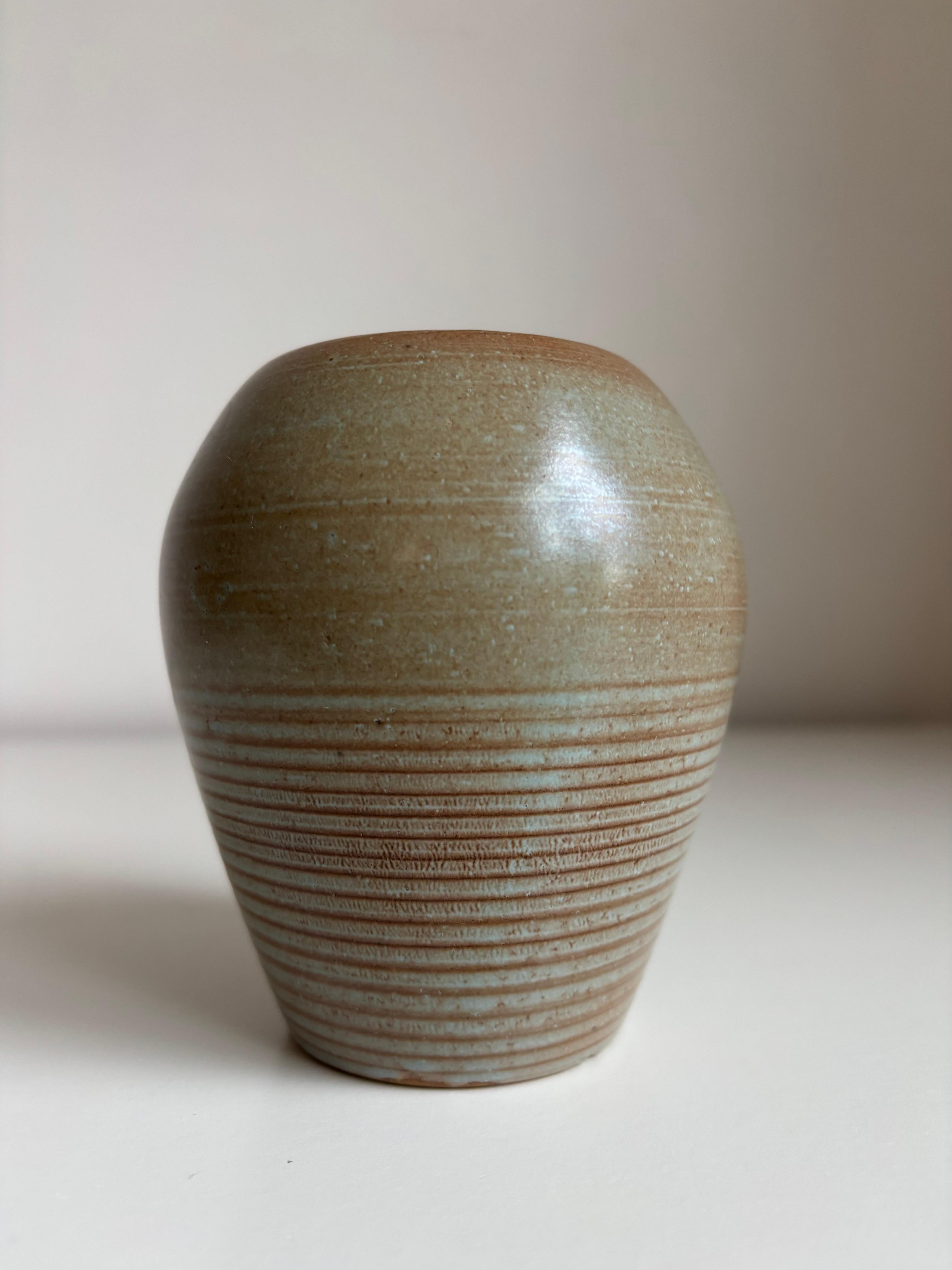 Scandinavo Vaso modernista in ceramica smaltata tornita a mano, anni '60 in vendita