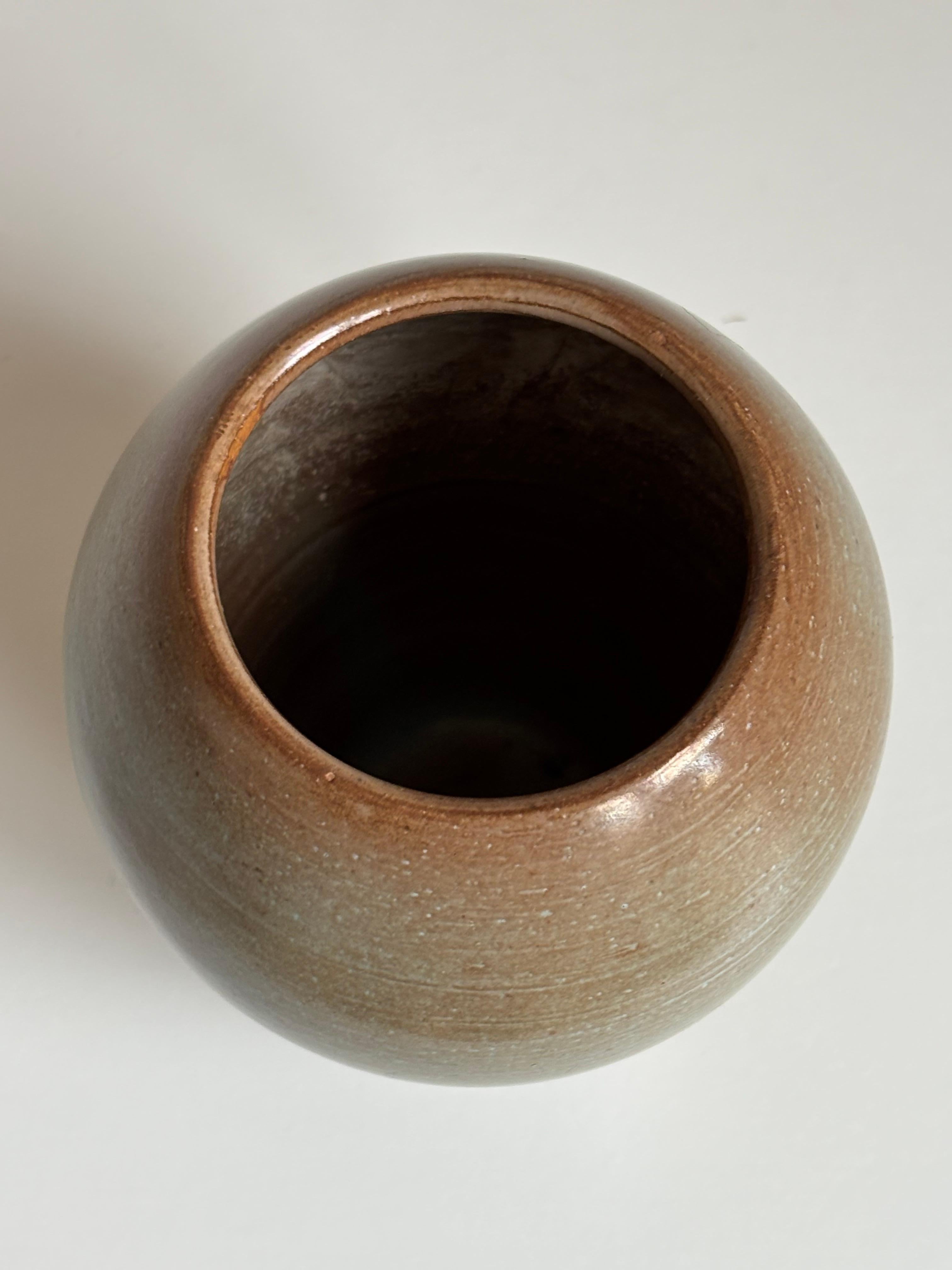 Vaso modernista in ceramica smaltata tornita a mano, anni '60 In condizioni buone in vendita a Copenhagen, DK