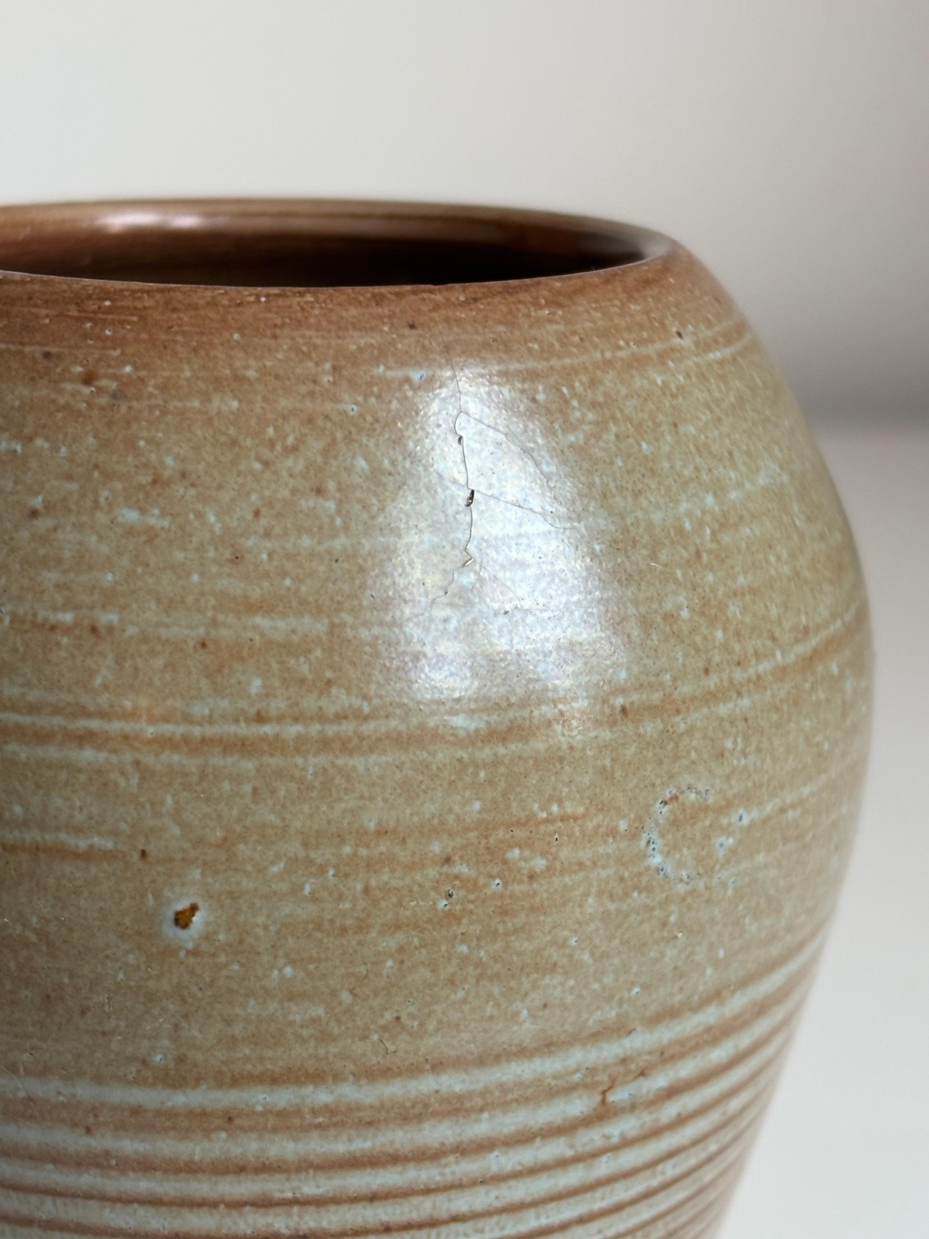 XX secolo Vaso modernista in ceramica smaltata tornita a mano, anni '60 in vendita