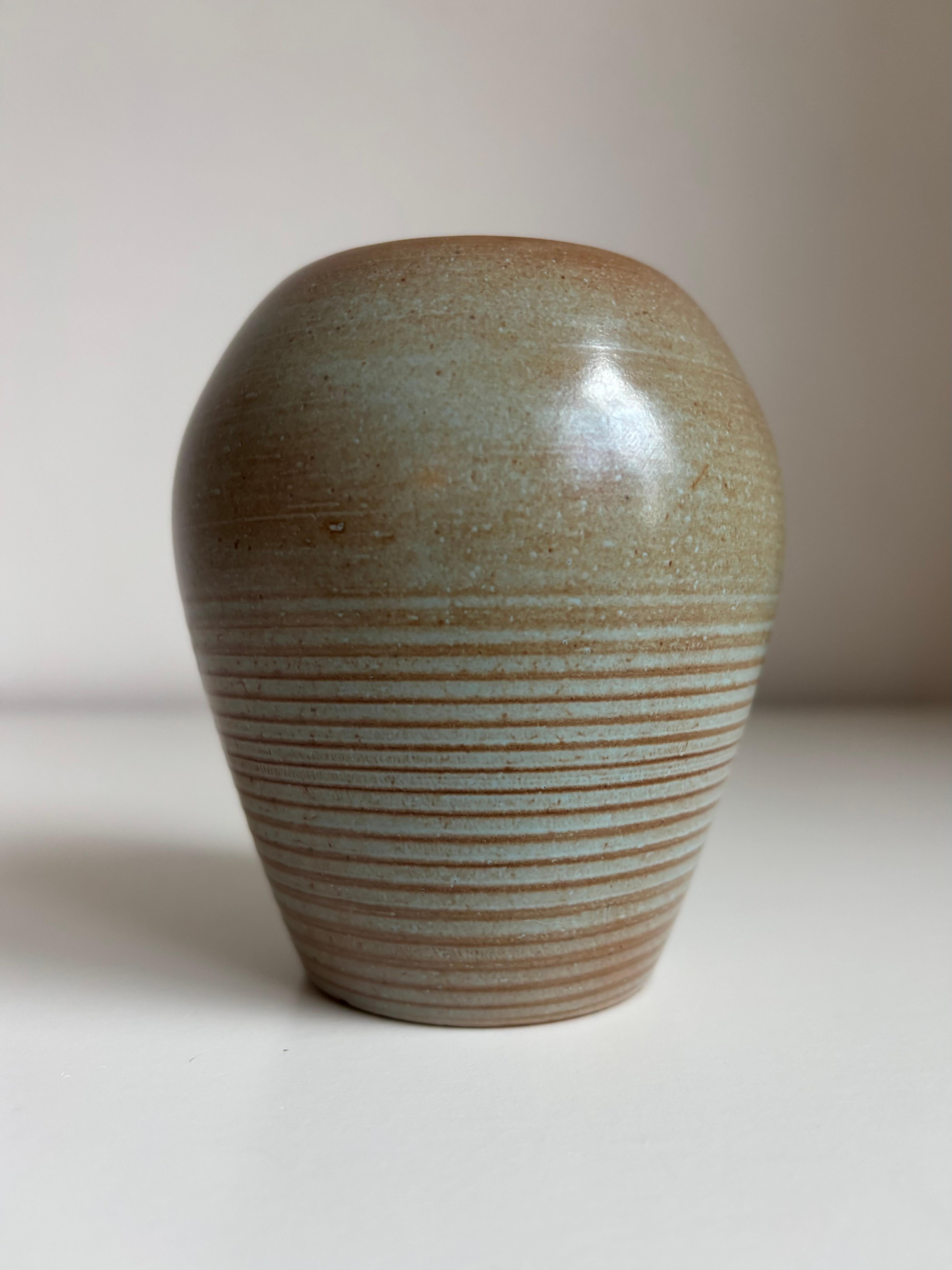 Vaso modernista in ceramica smaltata tornita a mano, anni '60 in vendita 1