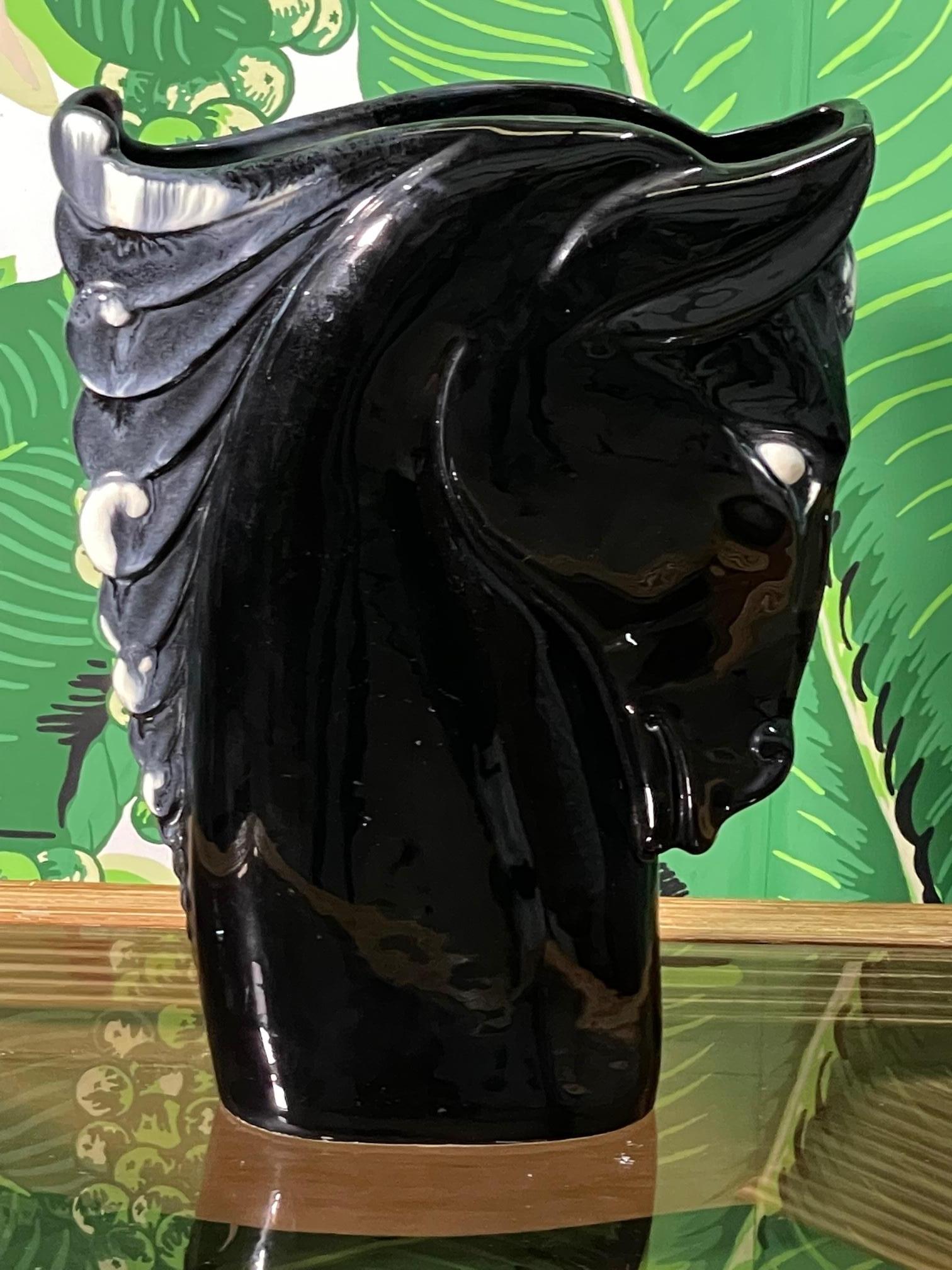 Moderne Pferdekopfvase aus Keramik von Royal Hickman in schwarzer Glanzoptik mit hellen Akzenten. Guter Zustand mit kleinen altersbedingten Mängeln (siehe Fotos).
 
 