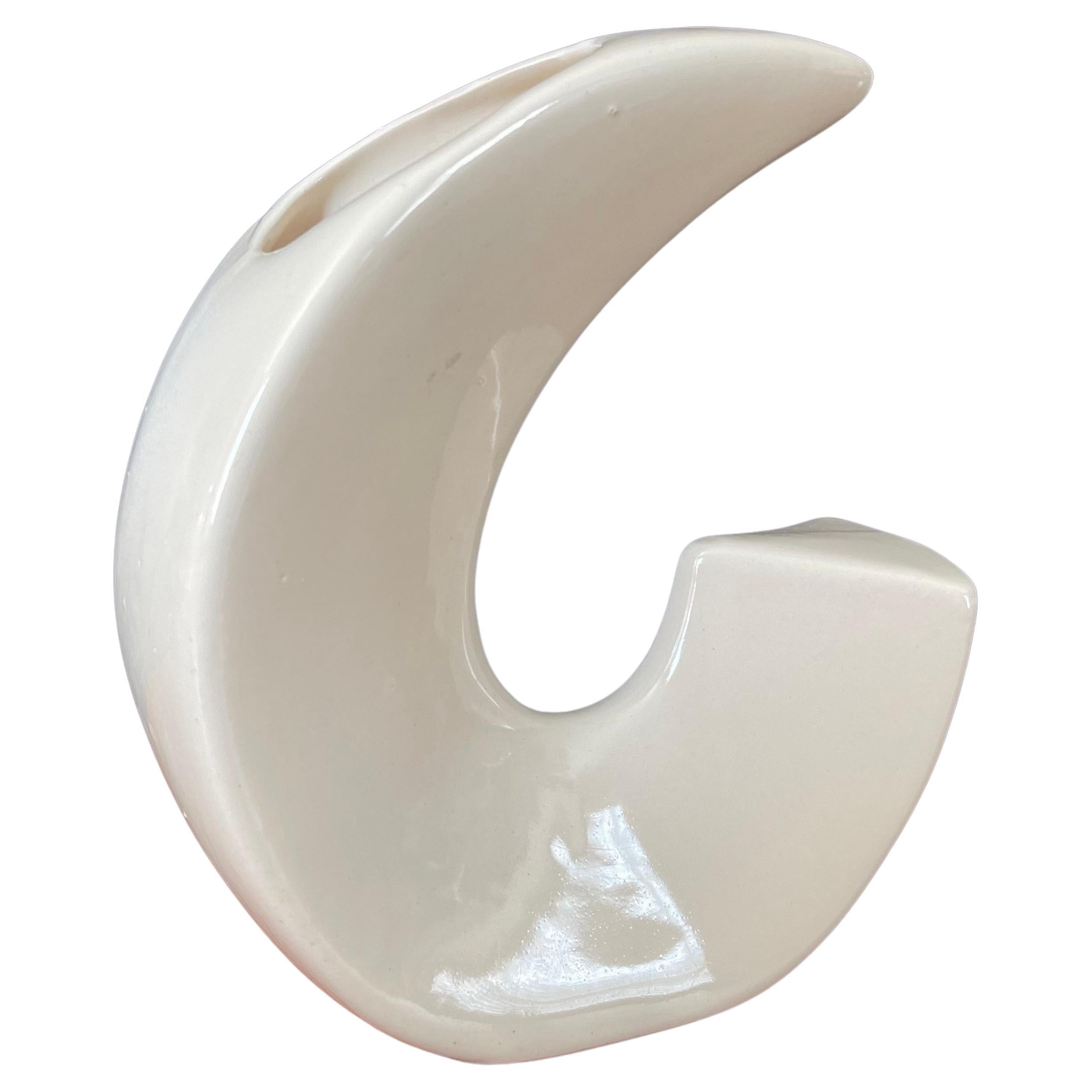 Eine sehr schöne MCM modernistische weiße Keramik Ikebana Vase, ca. 1960er Jahre. Die Vase ist aus Keramik, in sehr gutem Zustand ohne Chips oder Risse und misst 7 