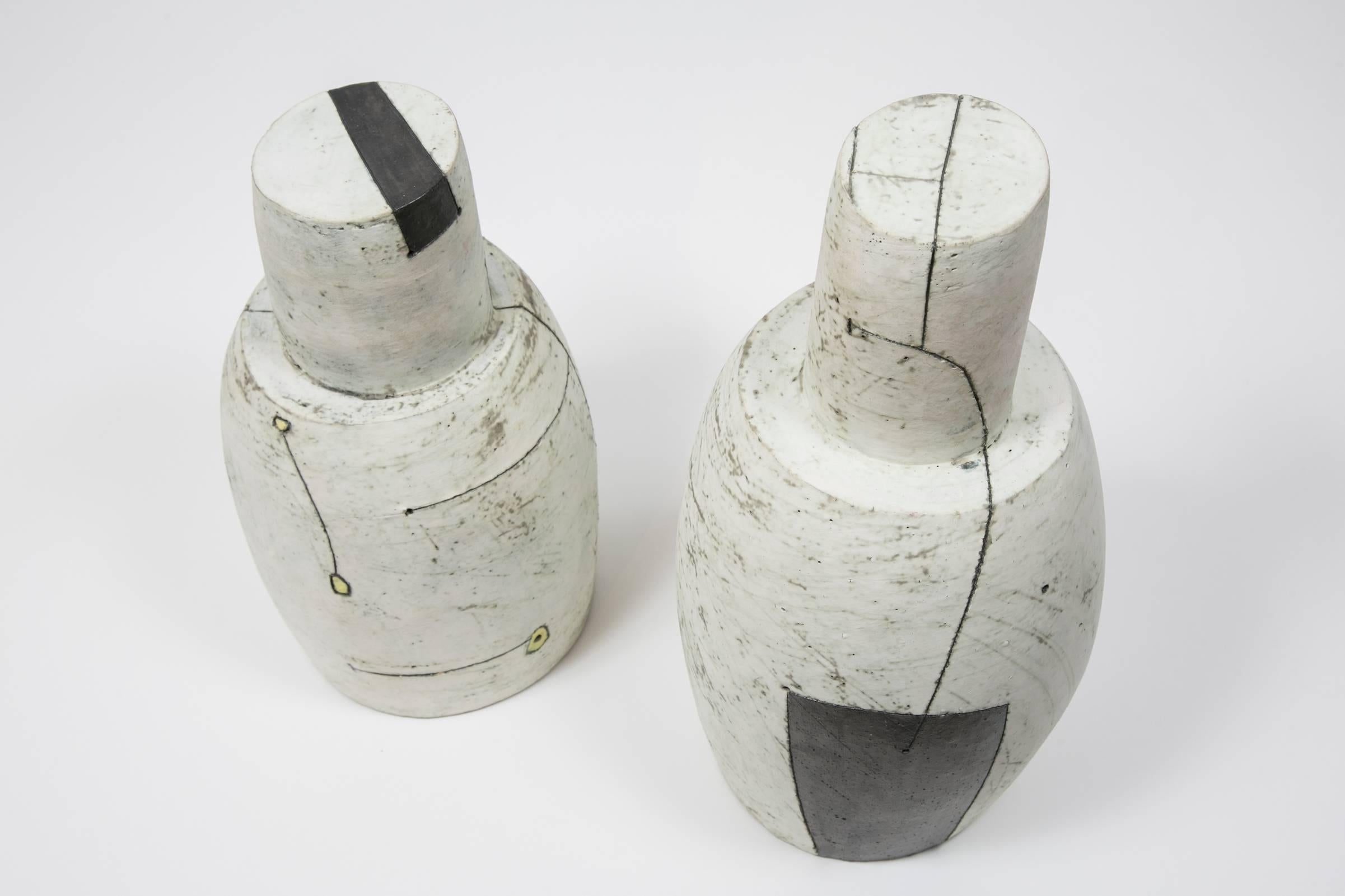 Daphne Corregan was born in 1954 in Pittsburgh.
She came to France in 1971 to study artistic disciplines.
Now she is a professor at the Monaco School of Fine Arts.
Her specialty is ceramics, but she also works with bronze and glass.
She has