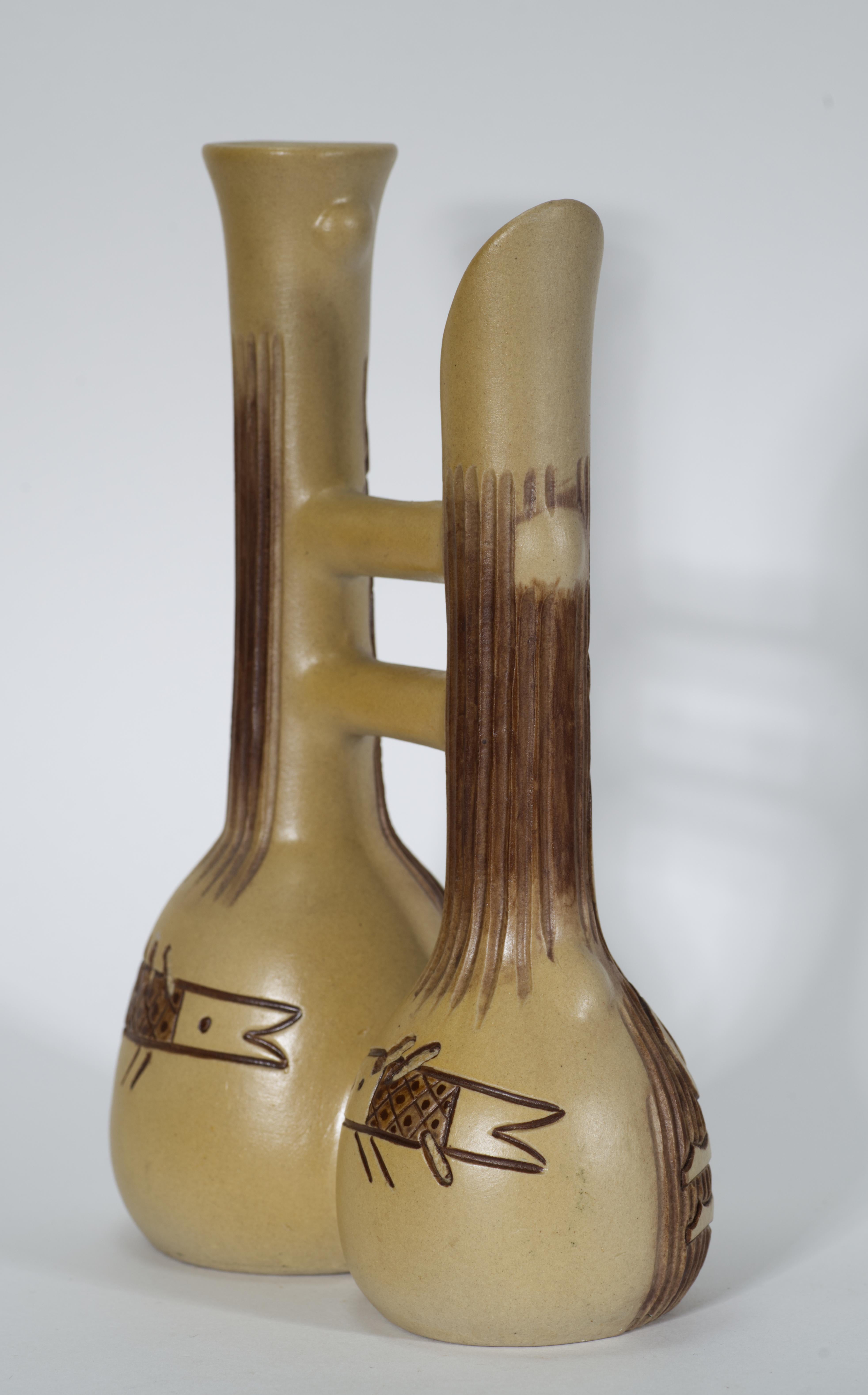 Modernistische zweifache Keramikvase mit Sgraffito-Dekor im Stil von Gambone aus Keramik (Glasiert) im Angebot