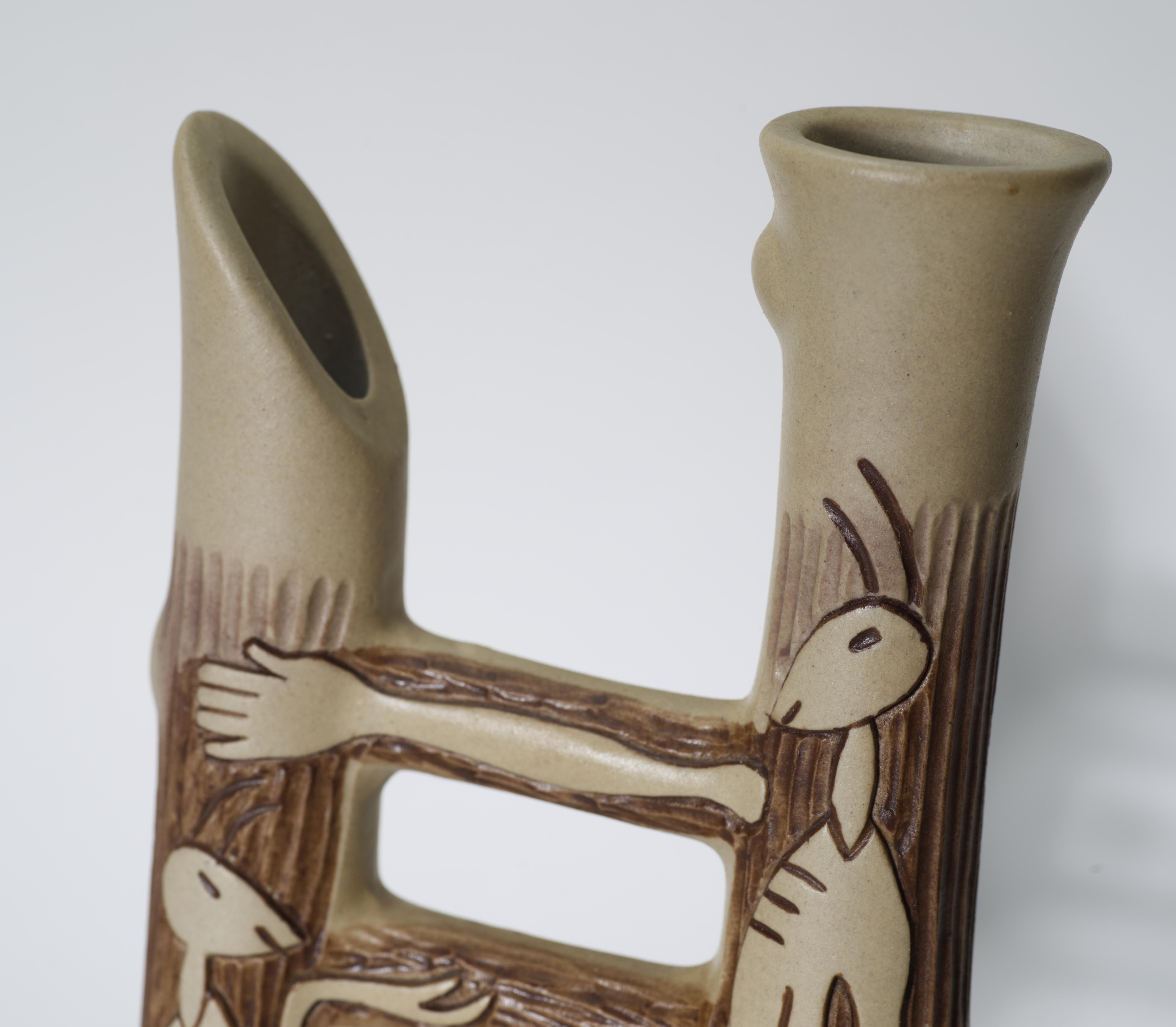 Modernistische zweifache Keramikvase mit Sgraffito-Dekor im Stil von Gambone aus Keramik (20. Jahrhundert) im Angebot