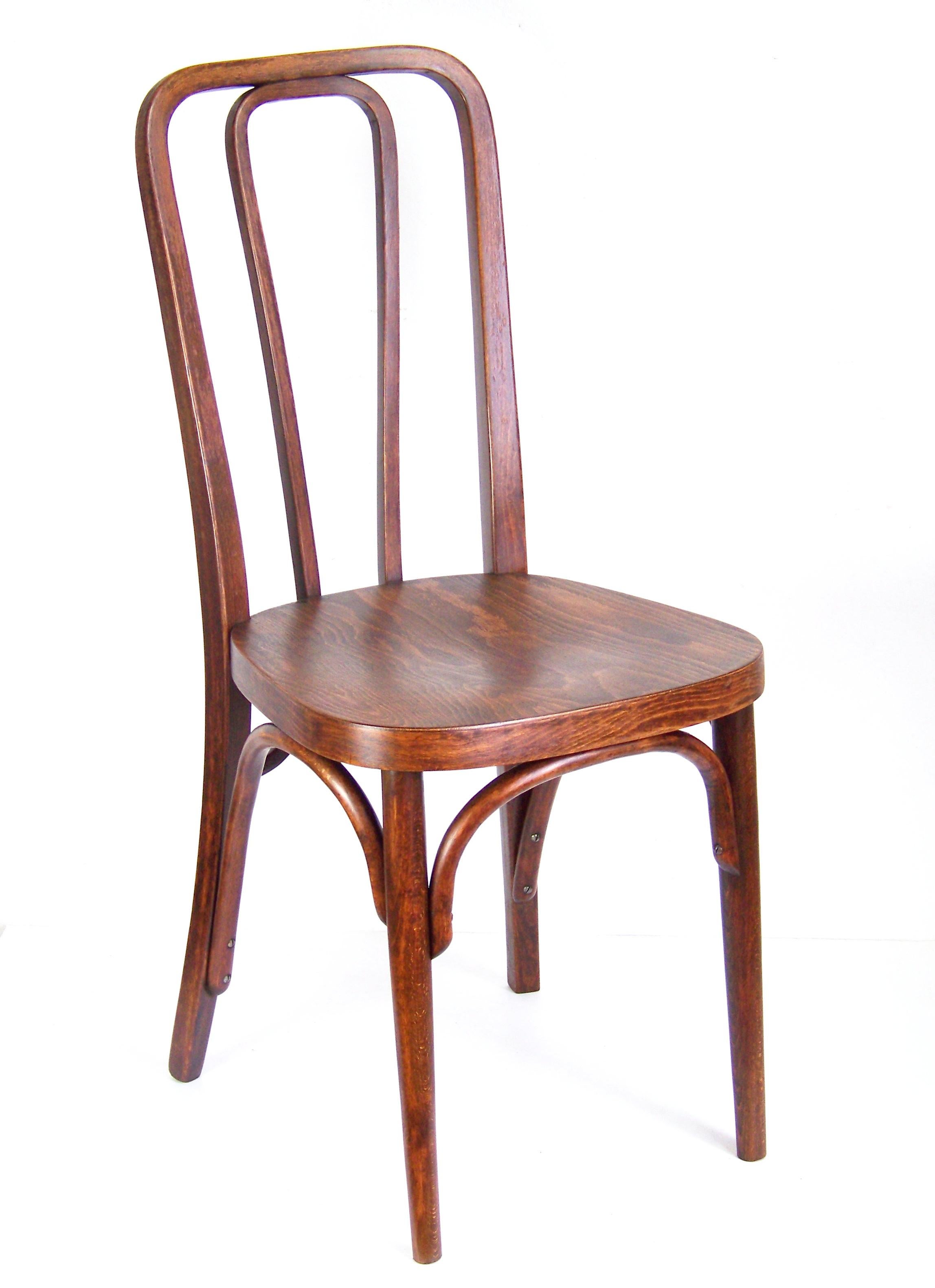 Manufactured in Austria by the Gebrüder Thonet company after year 1911. Original state with a pleasant patine of age, perfectly cleaned and re-polished with shellac polish.