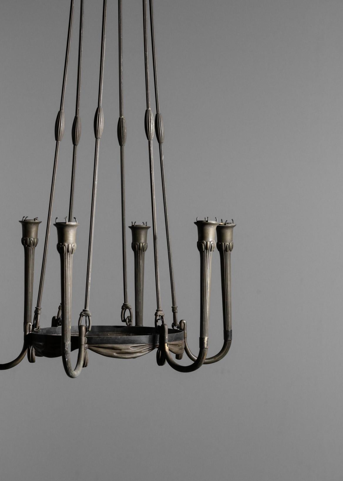 Rare chandelier in bronze from 1930s.
Entirely rewired.
B22 bulb
Great patina.