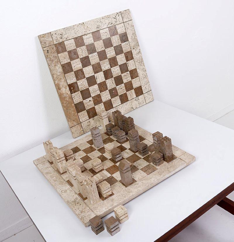 Modernist Chess Game in Two Colored Travertine, Italy 1970s In Good Condition For Sale In Brussels , BE
