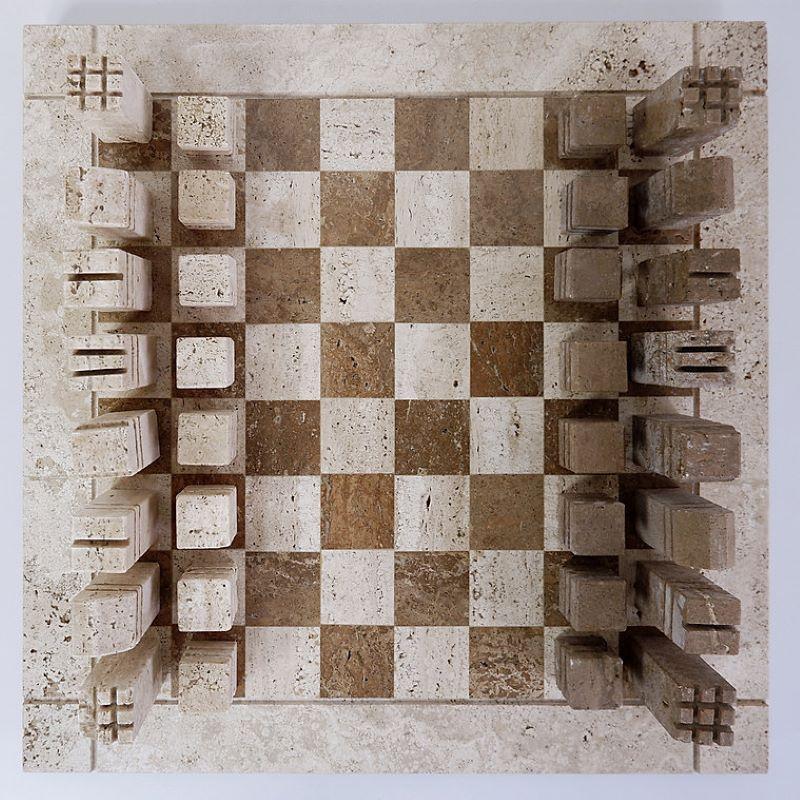 Schachspiel aus zweifarbigem Travertin im modernistischen Stil, Italien 1970er Jahre im Angebot 3