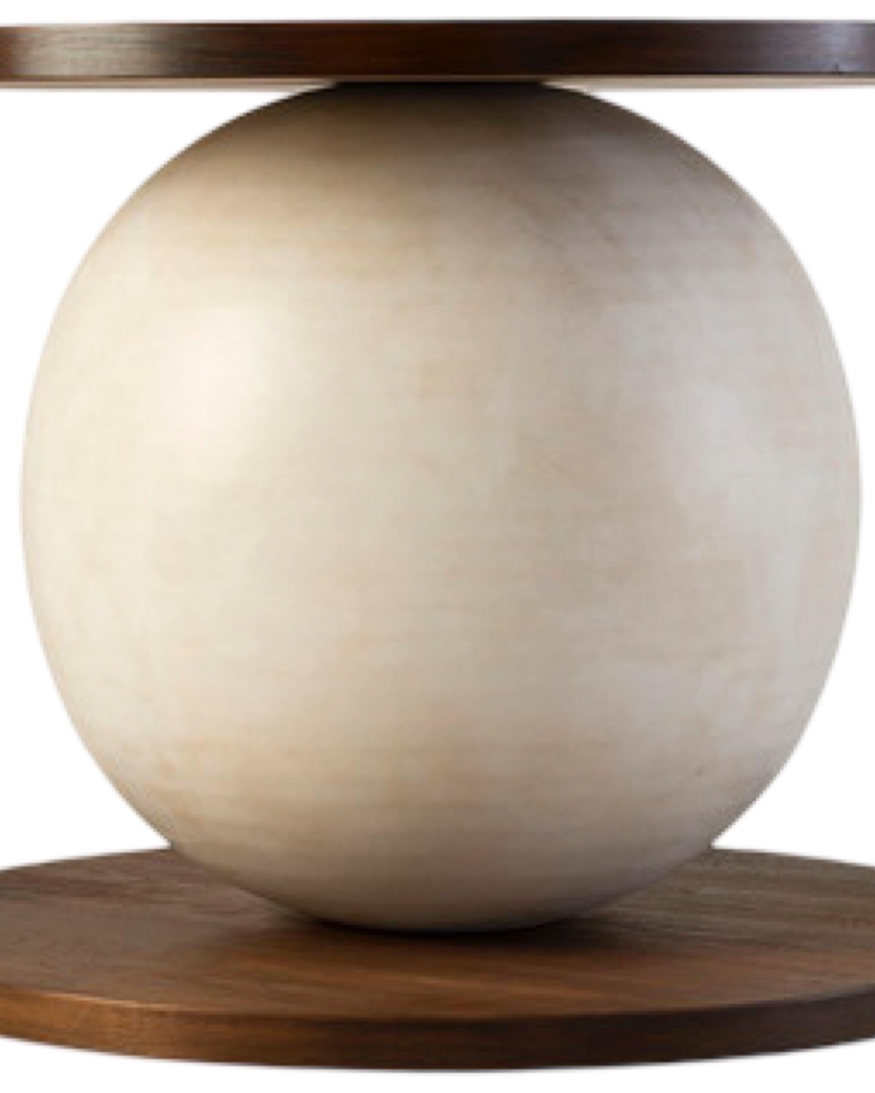 Modernistischer Chic  Beistelltische aus Beaumont aus Nussbaum und handgefertigtem Gesso von Jasper (Organische Moderne) im Angebot