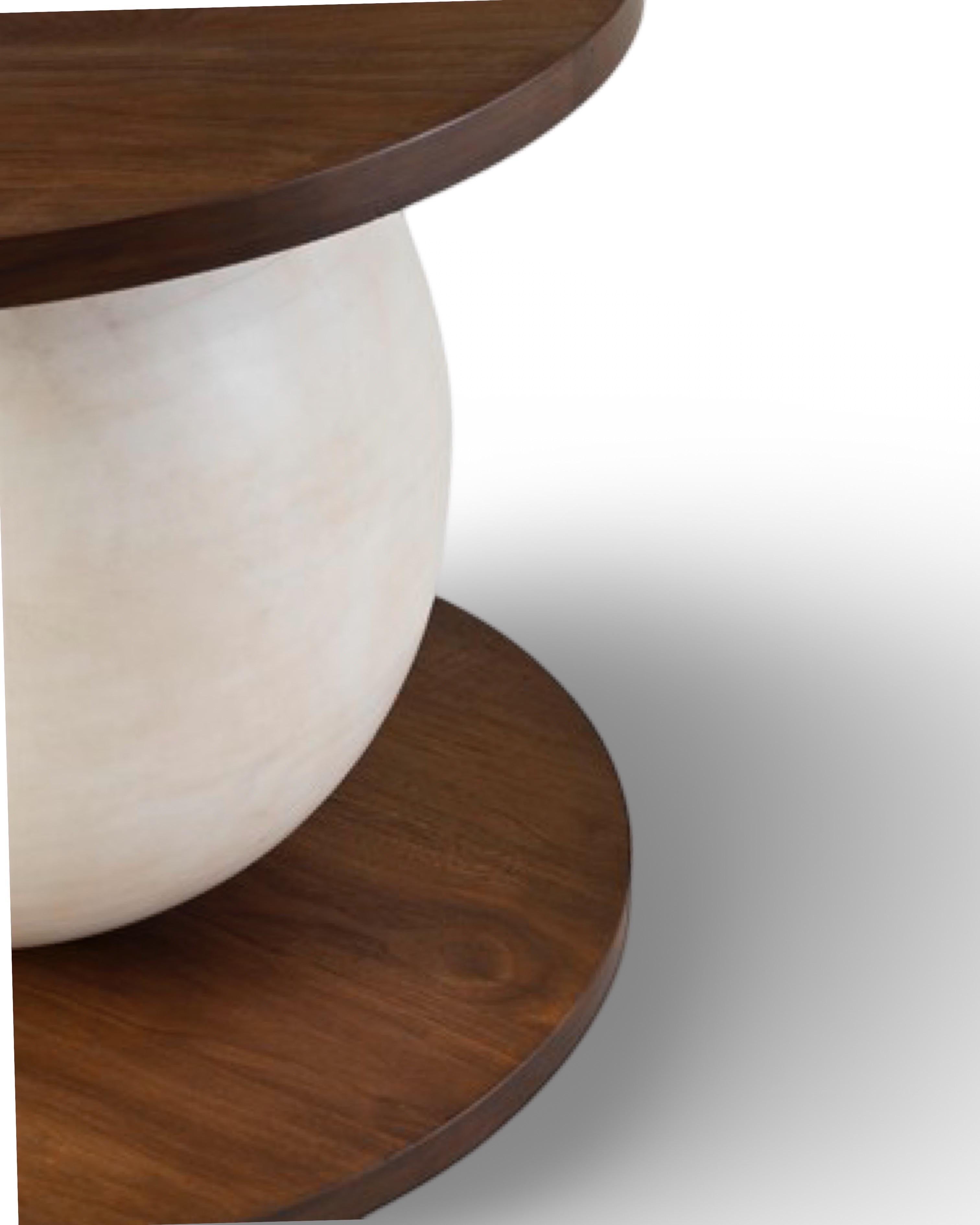 Modernistischer Chic  Beistelltische aus Beaumont aus Nussbaum und handgefertigtem Gesso von Jasper (amerikanisch) im Angebot